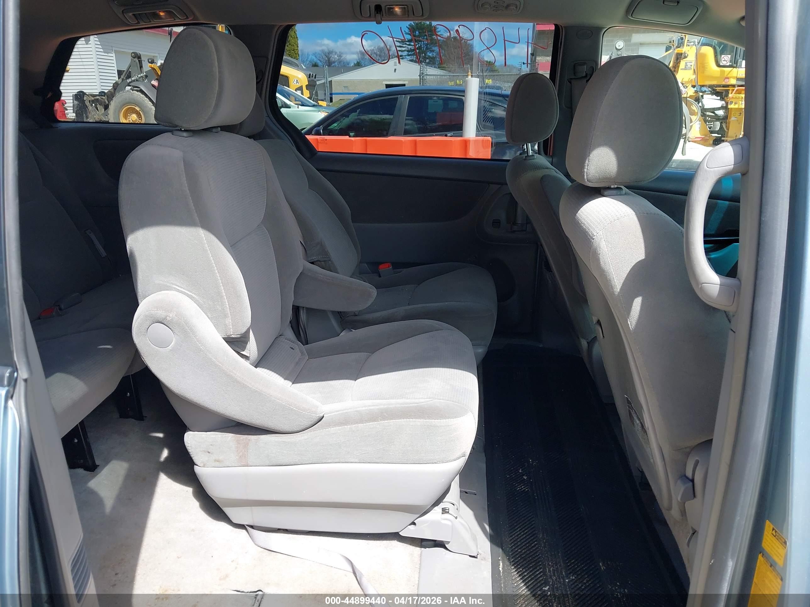 TOYOTA SIENNA image 8