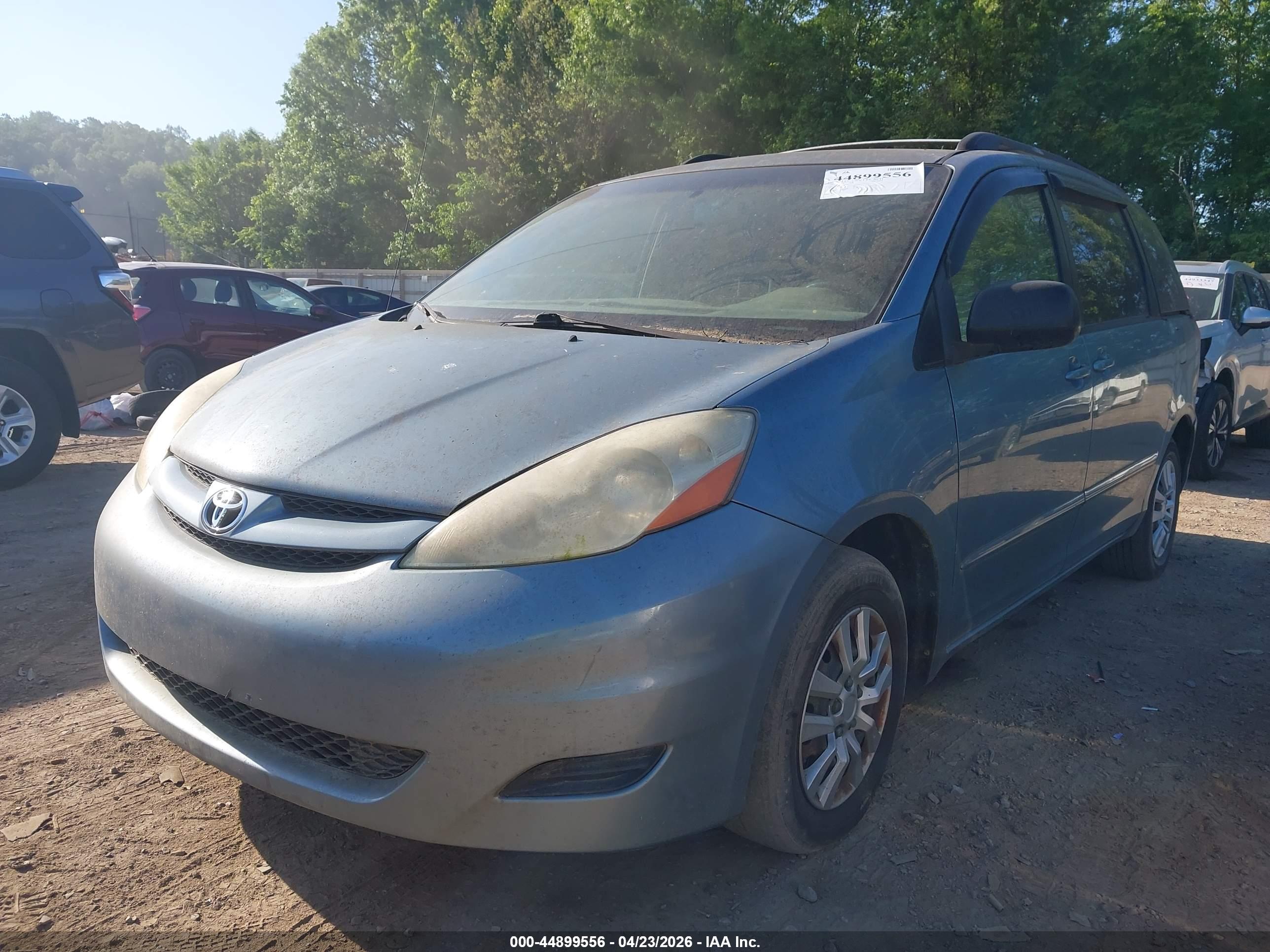 TOYOTA SIENNA image 2