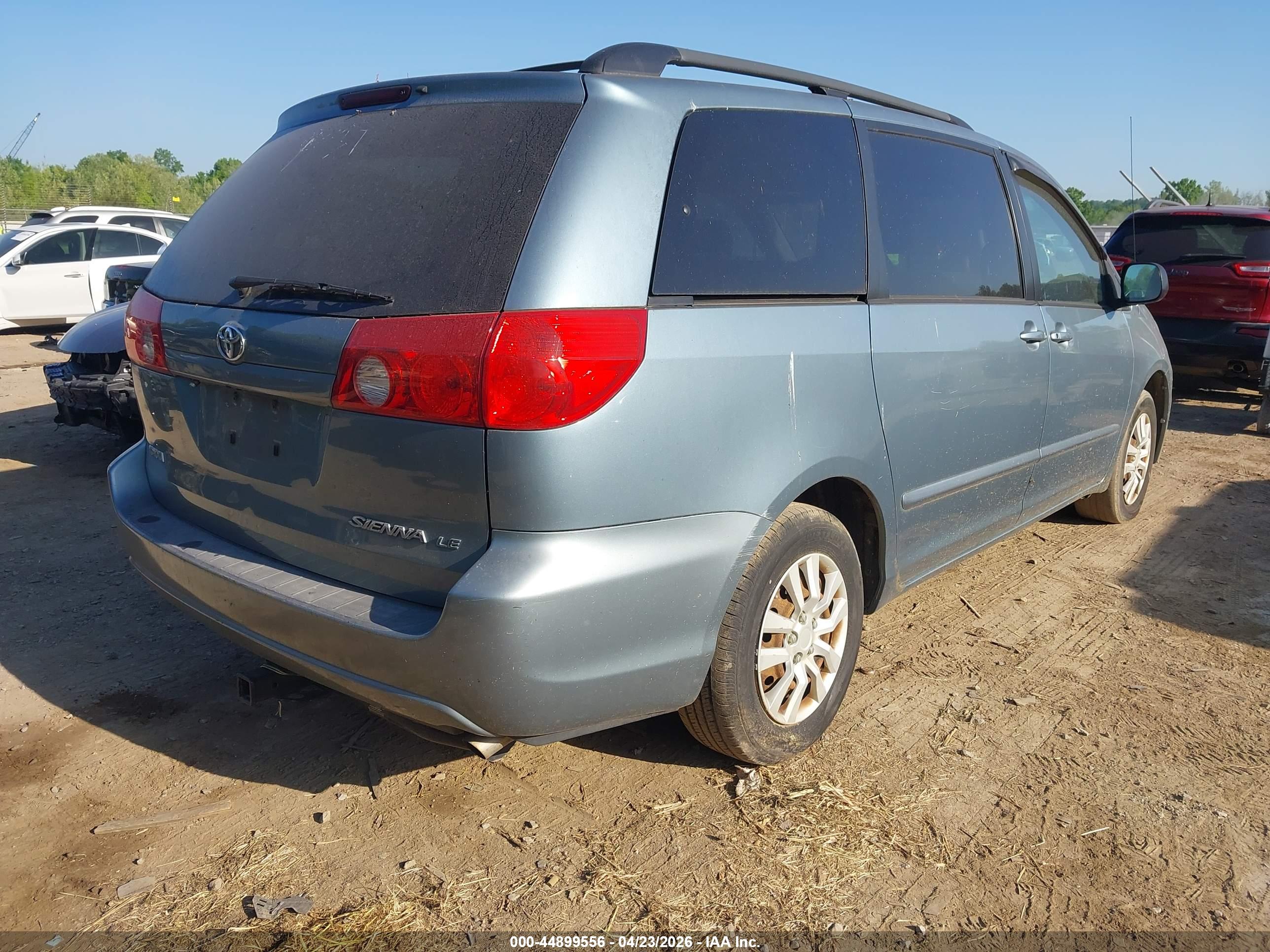 TOYOTA SIENNA image 4