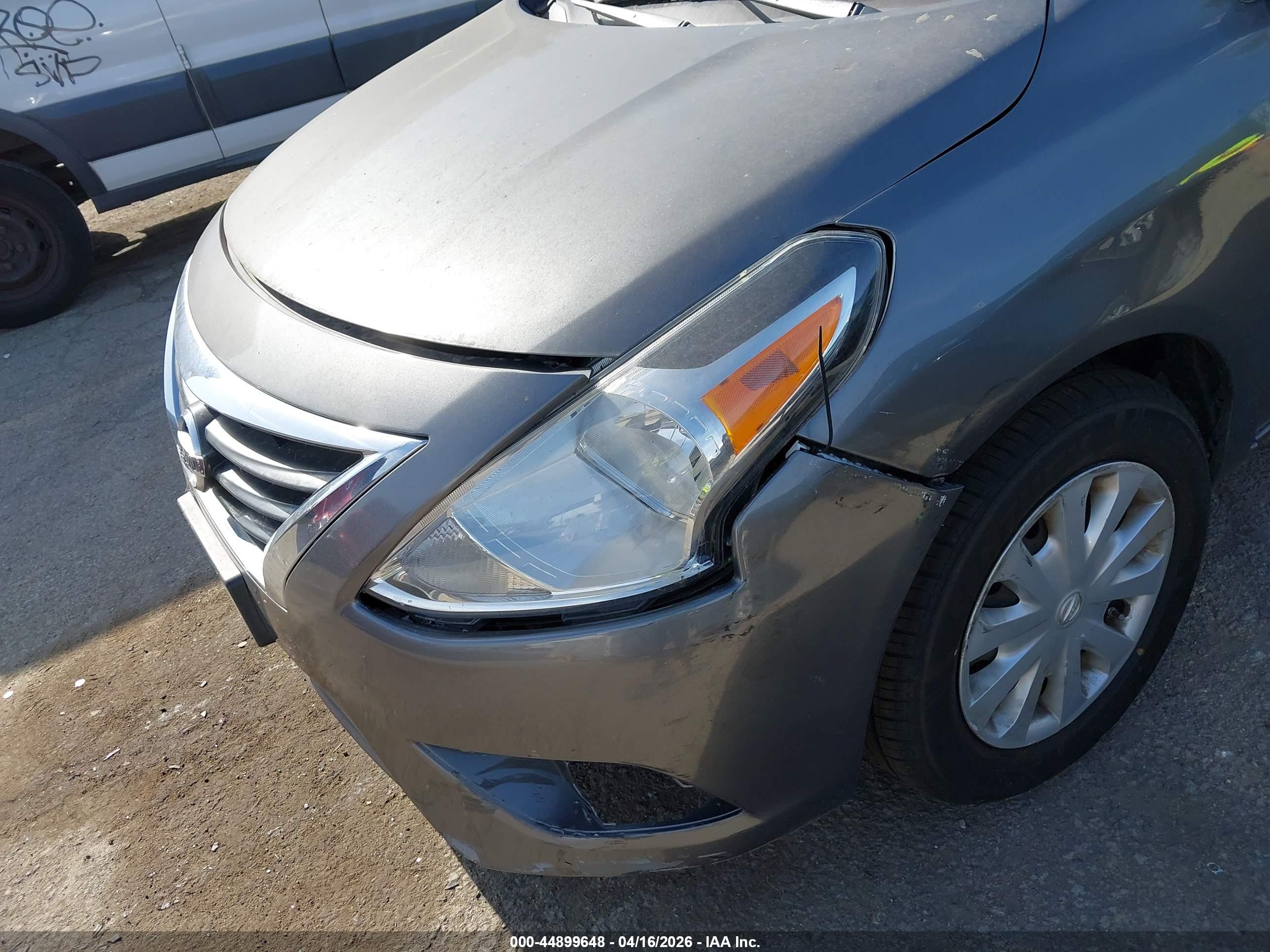 NISSAN VERSA image 6