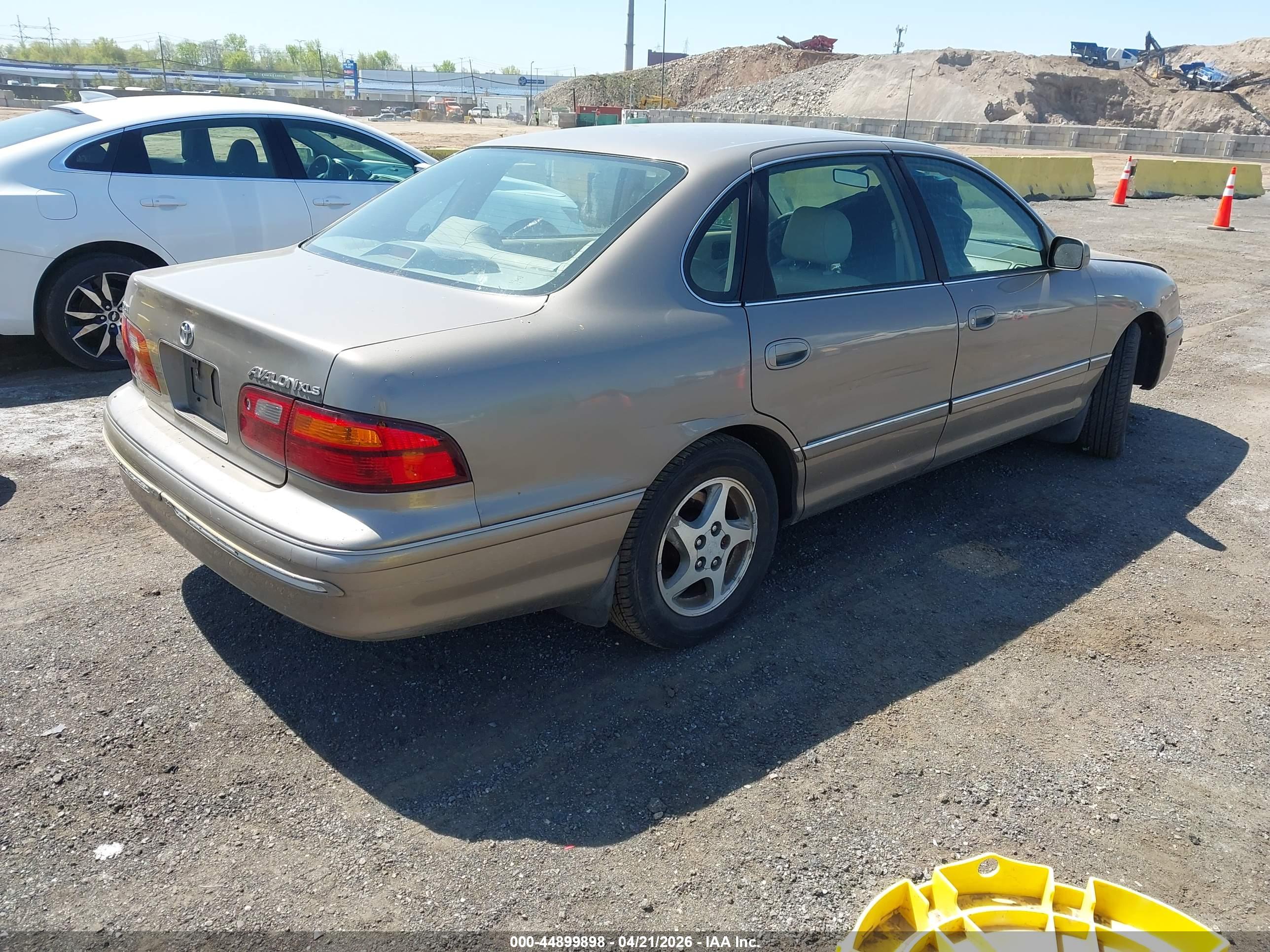 TOYOTA AVALON image 4