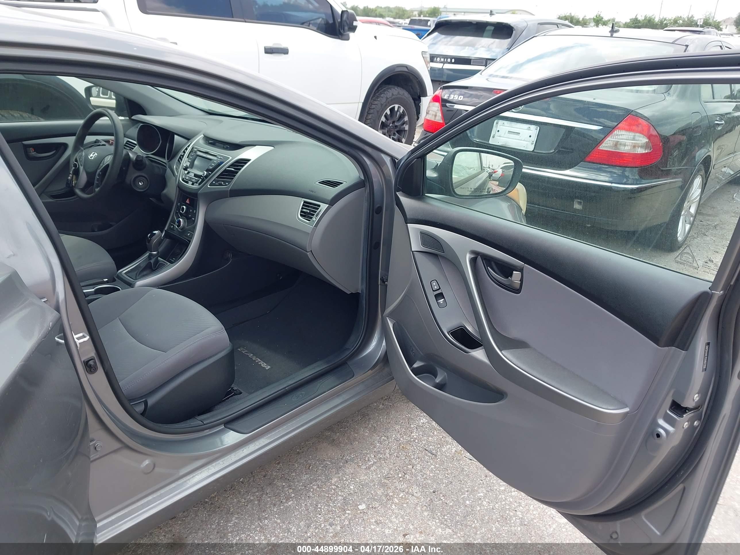 HYUNDAI ELANTRA image 5