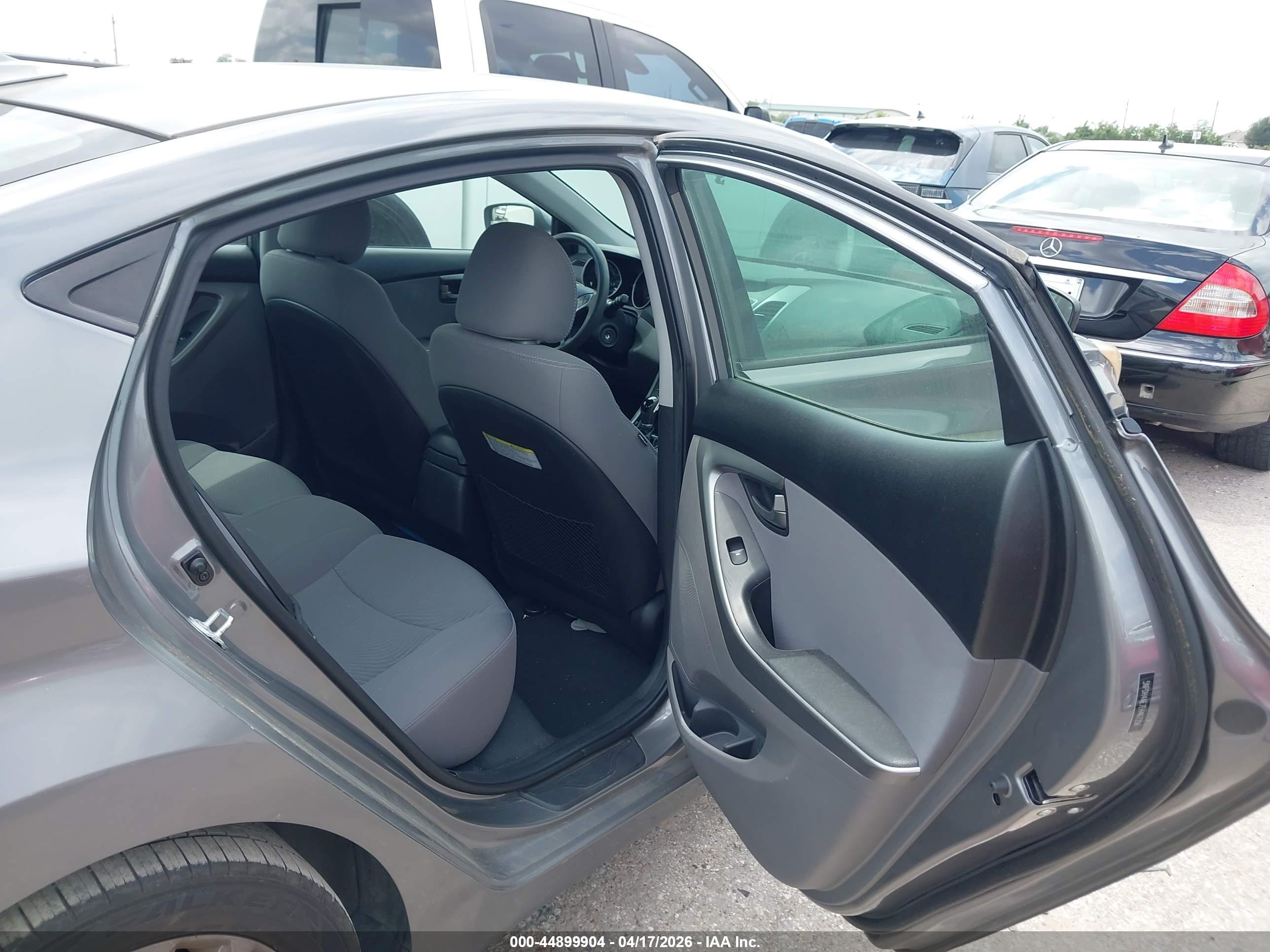 HYUNDAI ELANTRA image 8