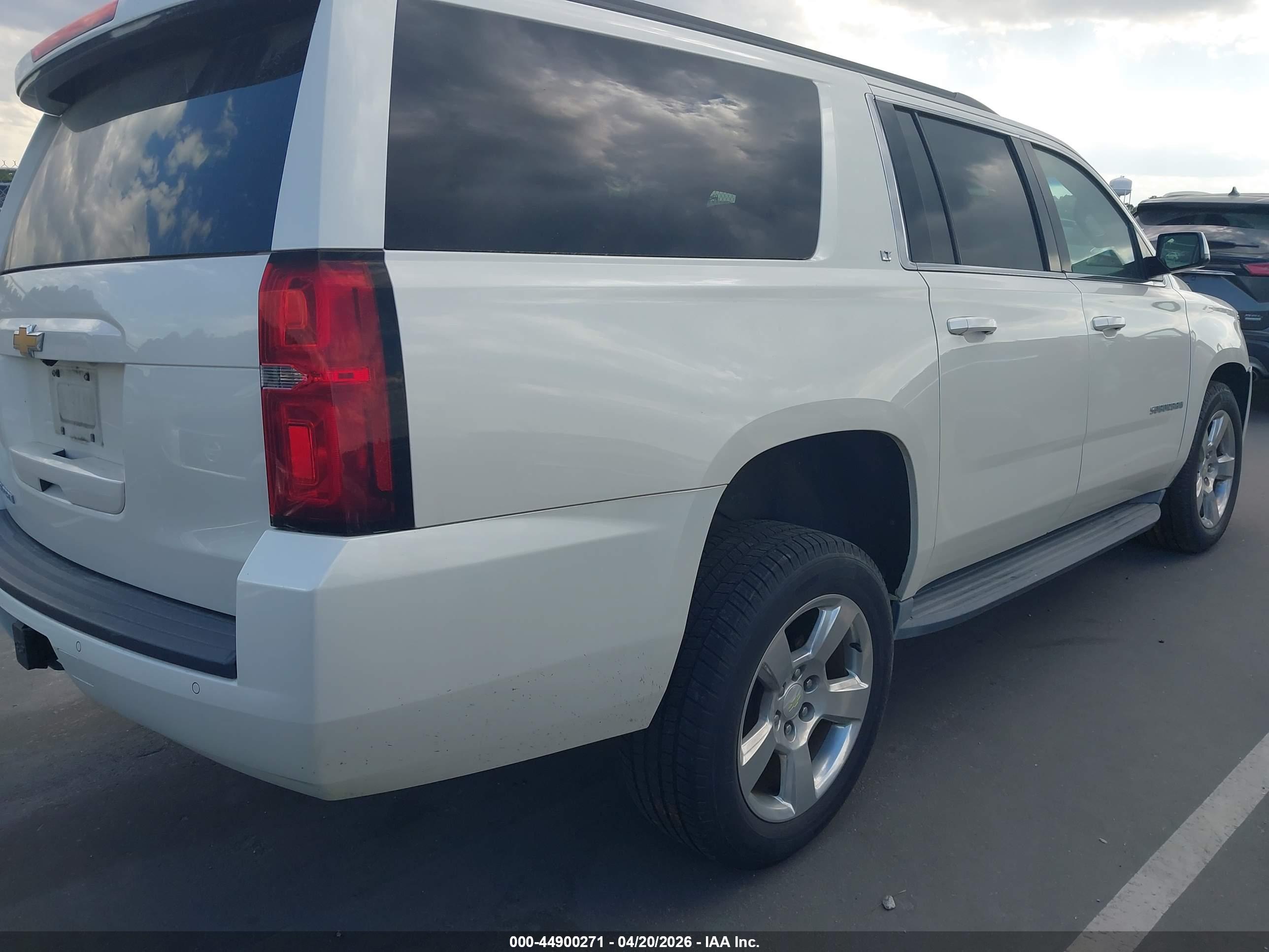 CHEVROLET SUBURBAN image 4