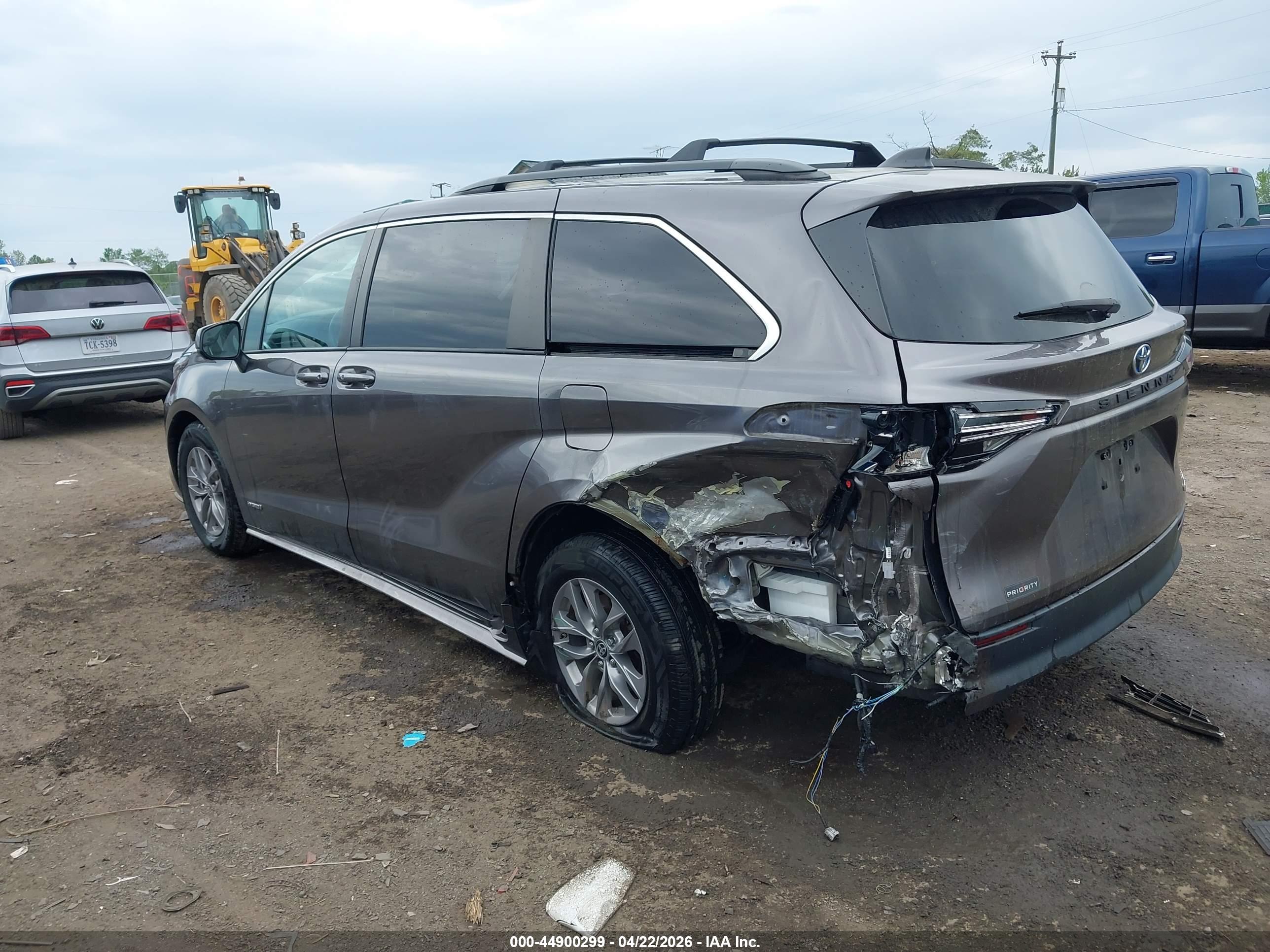TOYOTA SIENNA image 3