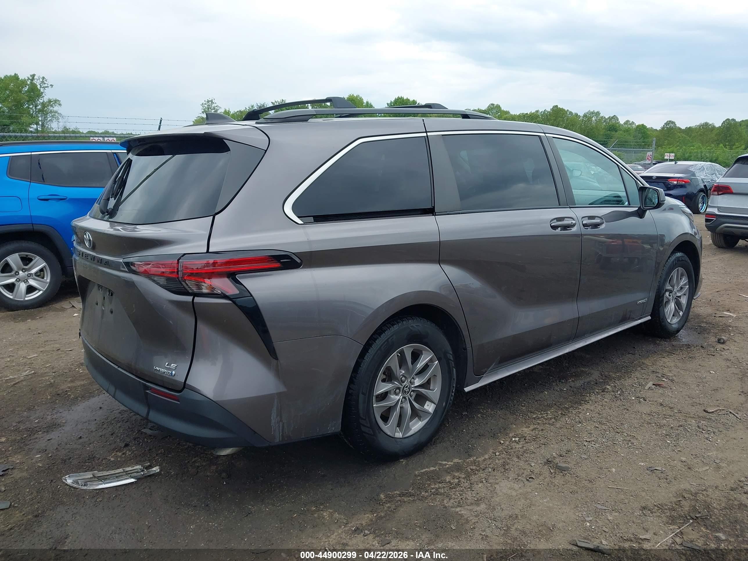 TOYOTA SIENNA image 4