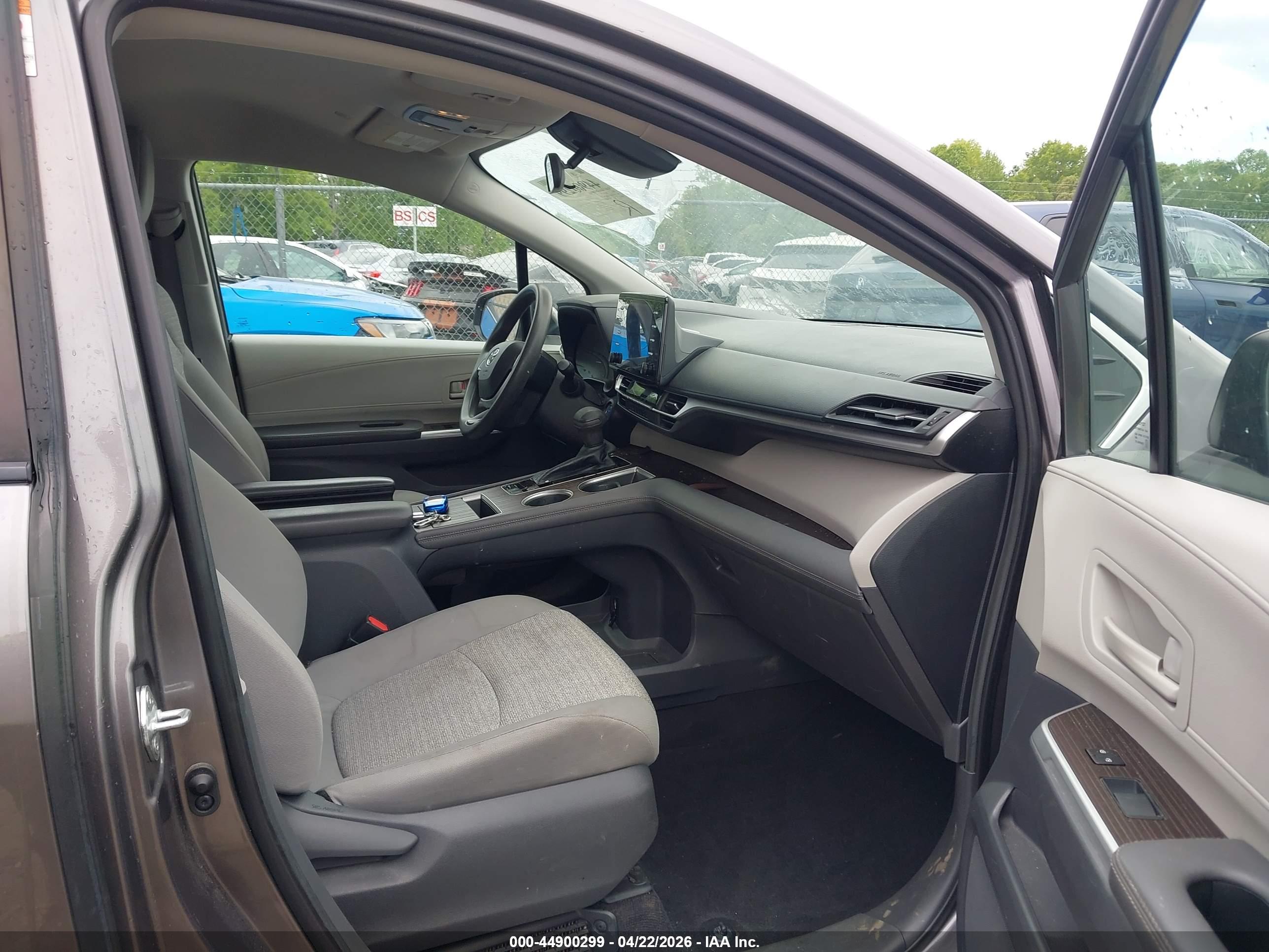 TOYOTA SIENNA image 5