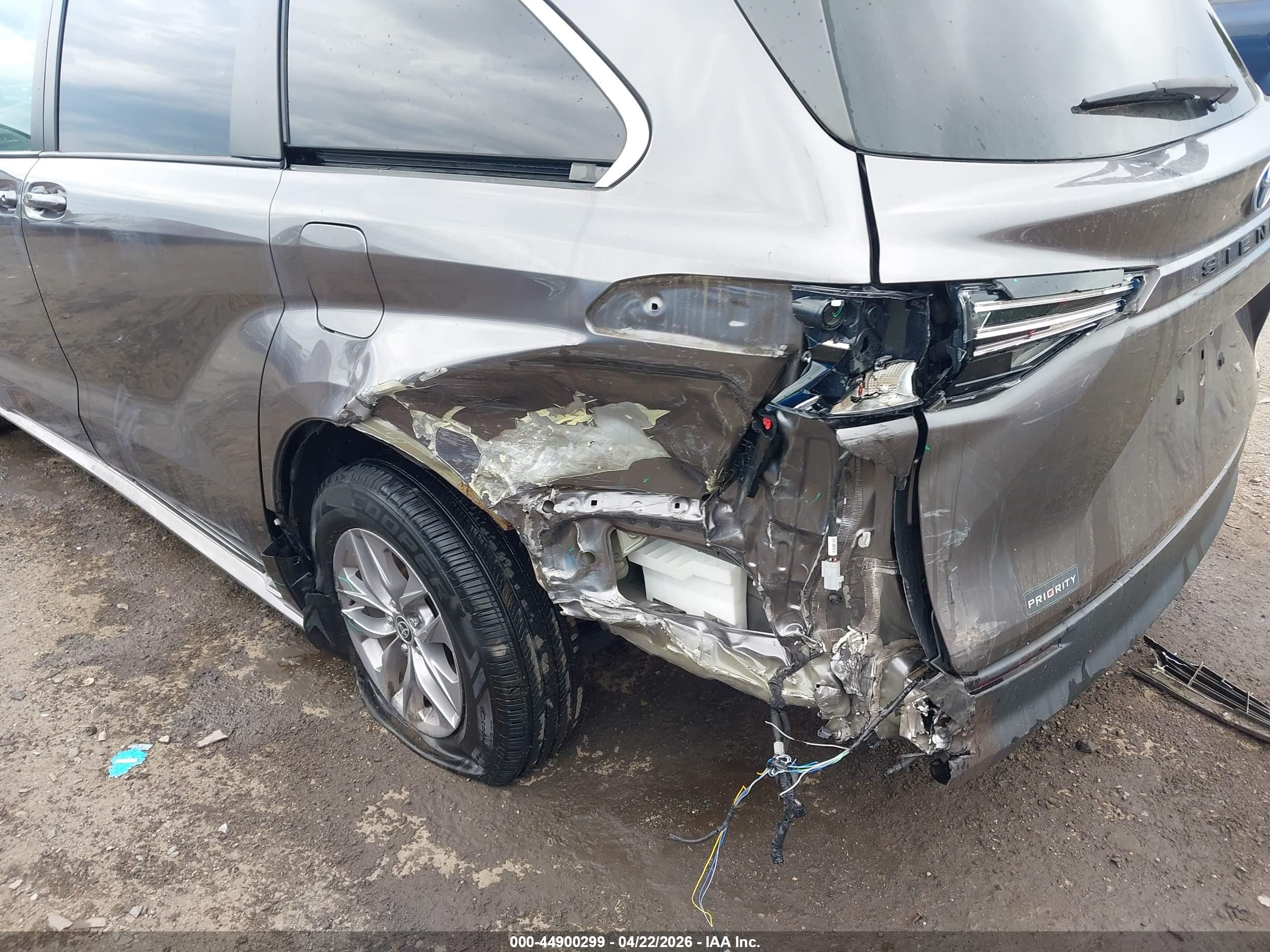 TOYOTA SIENNA image 6