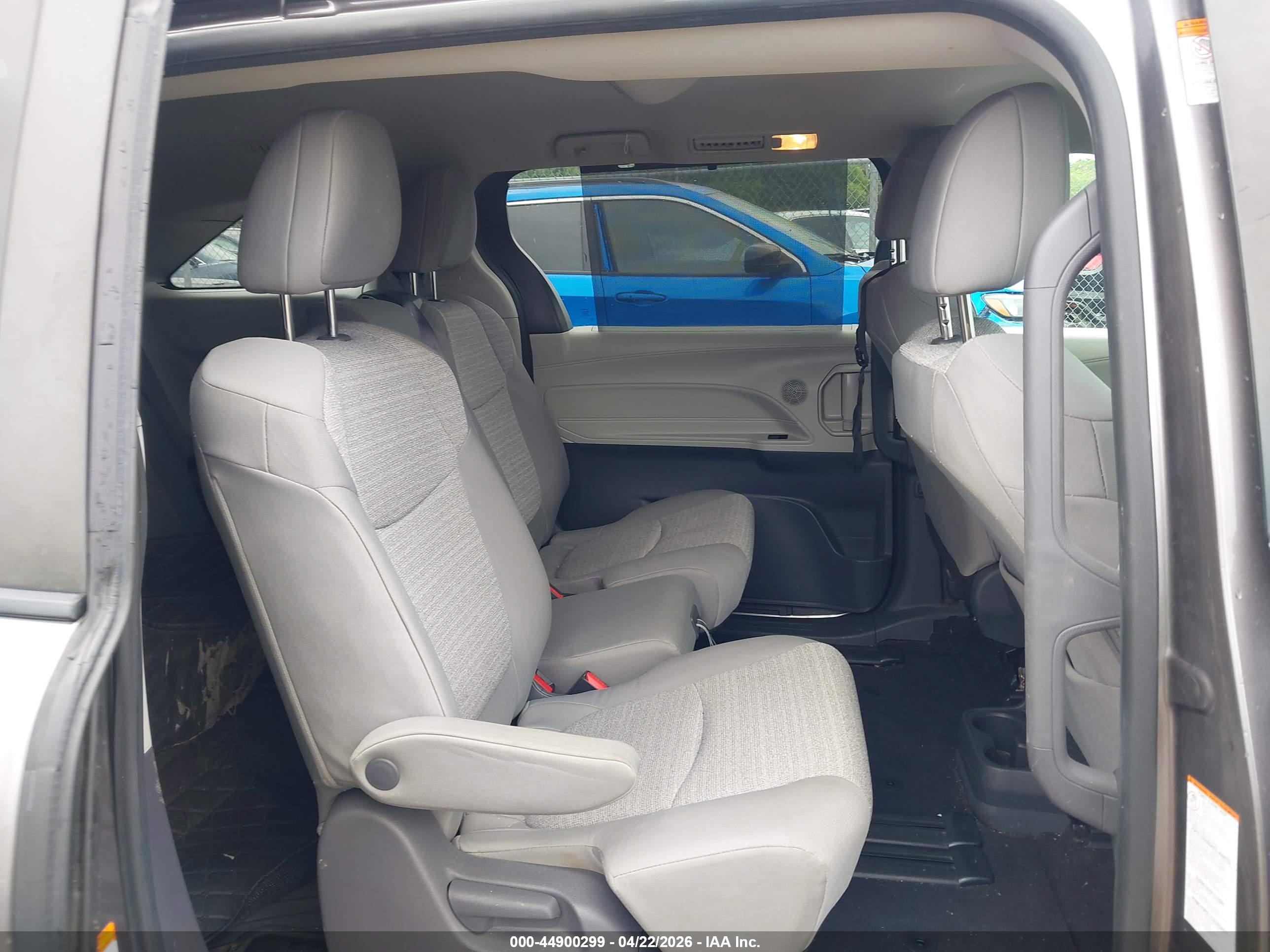 TOYOTA SIENNA image 8