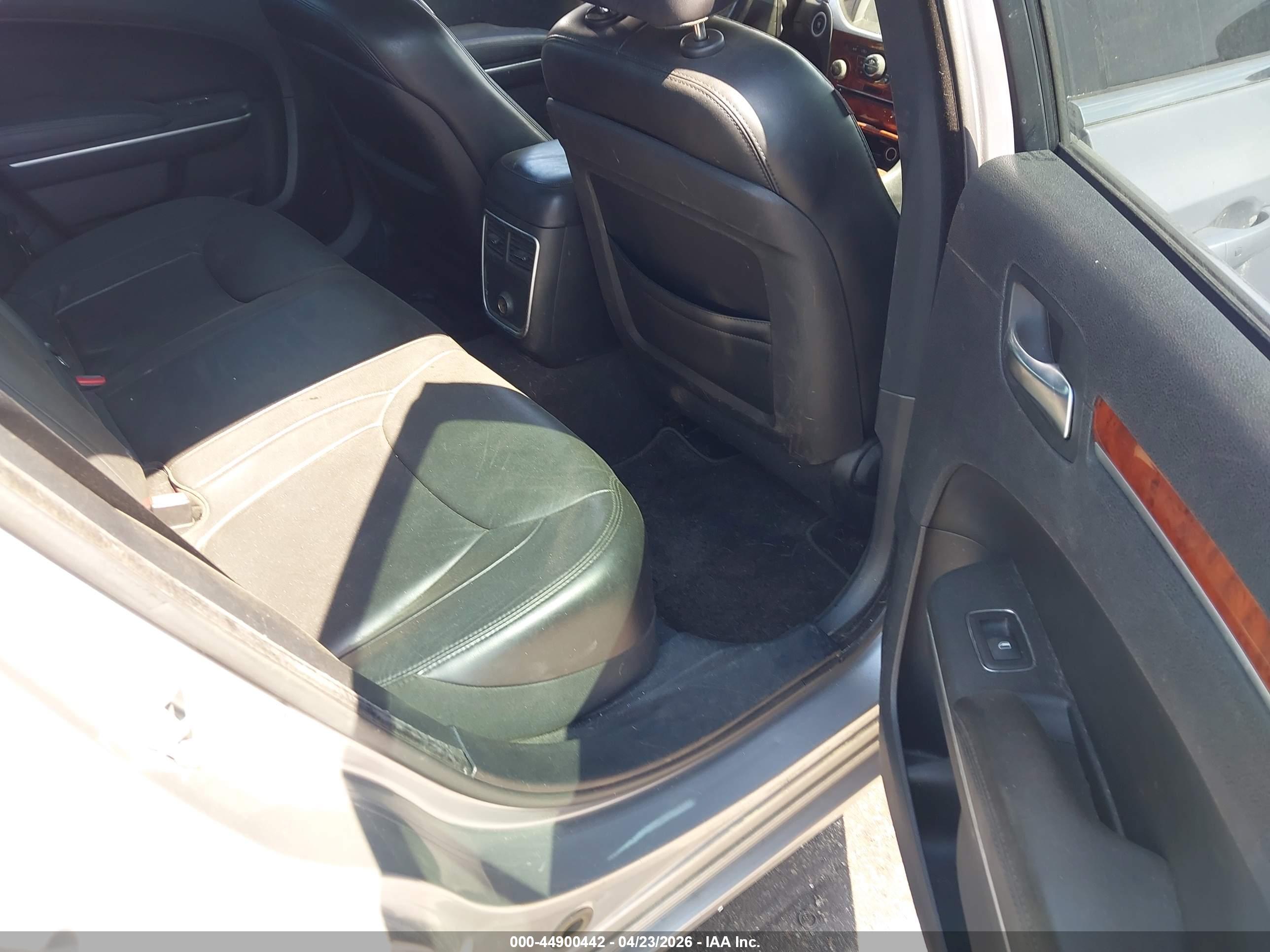 CHRYSLER 300 image 8