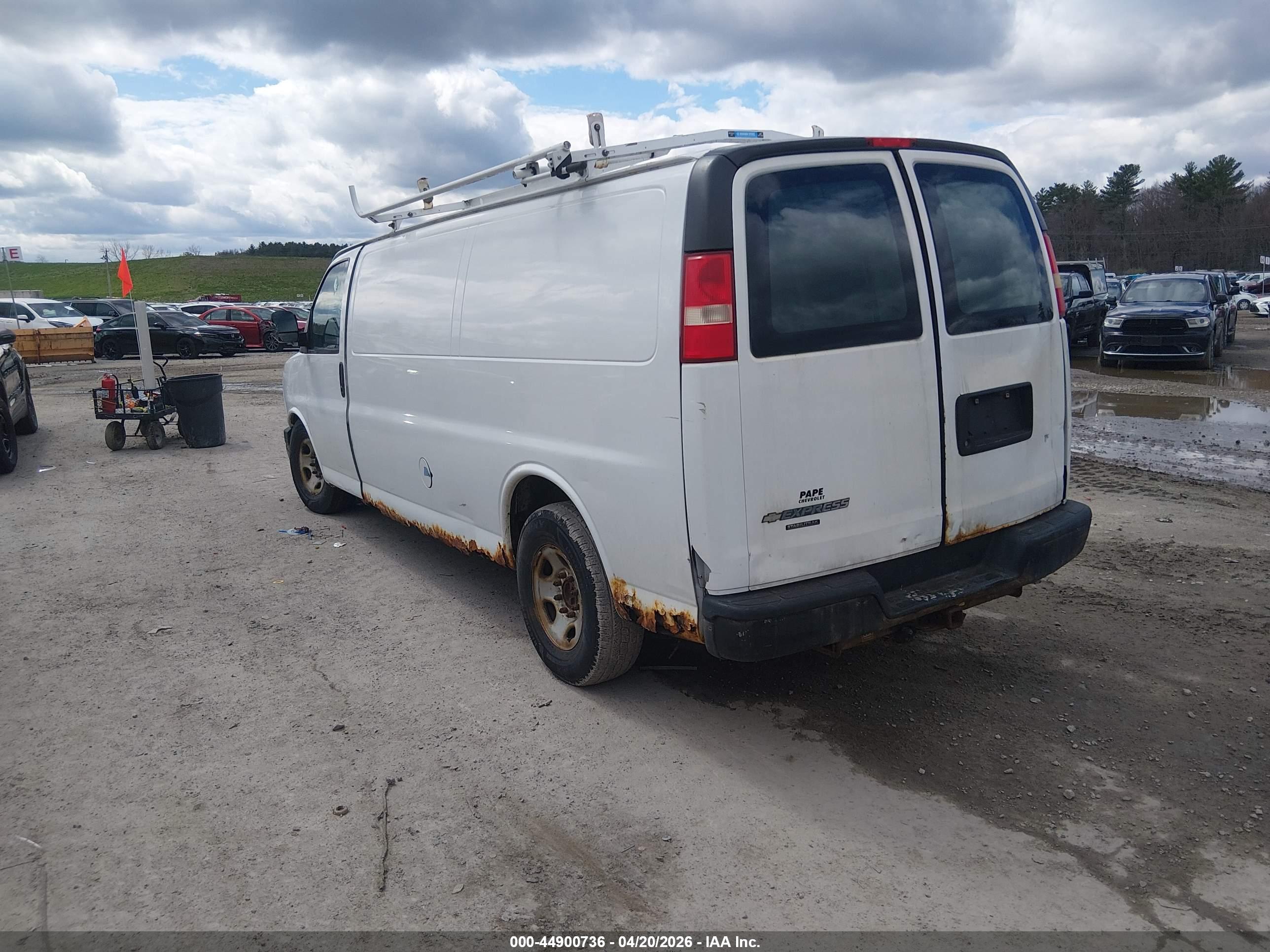 CHEVROLET EXPRESS image 3