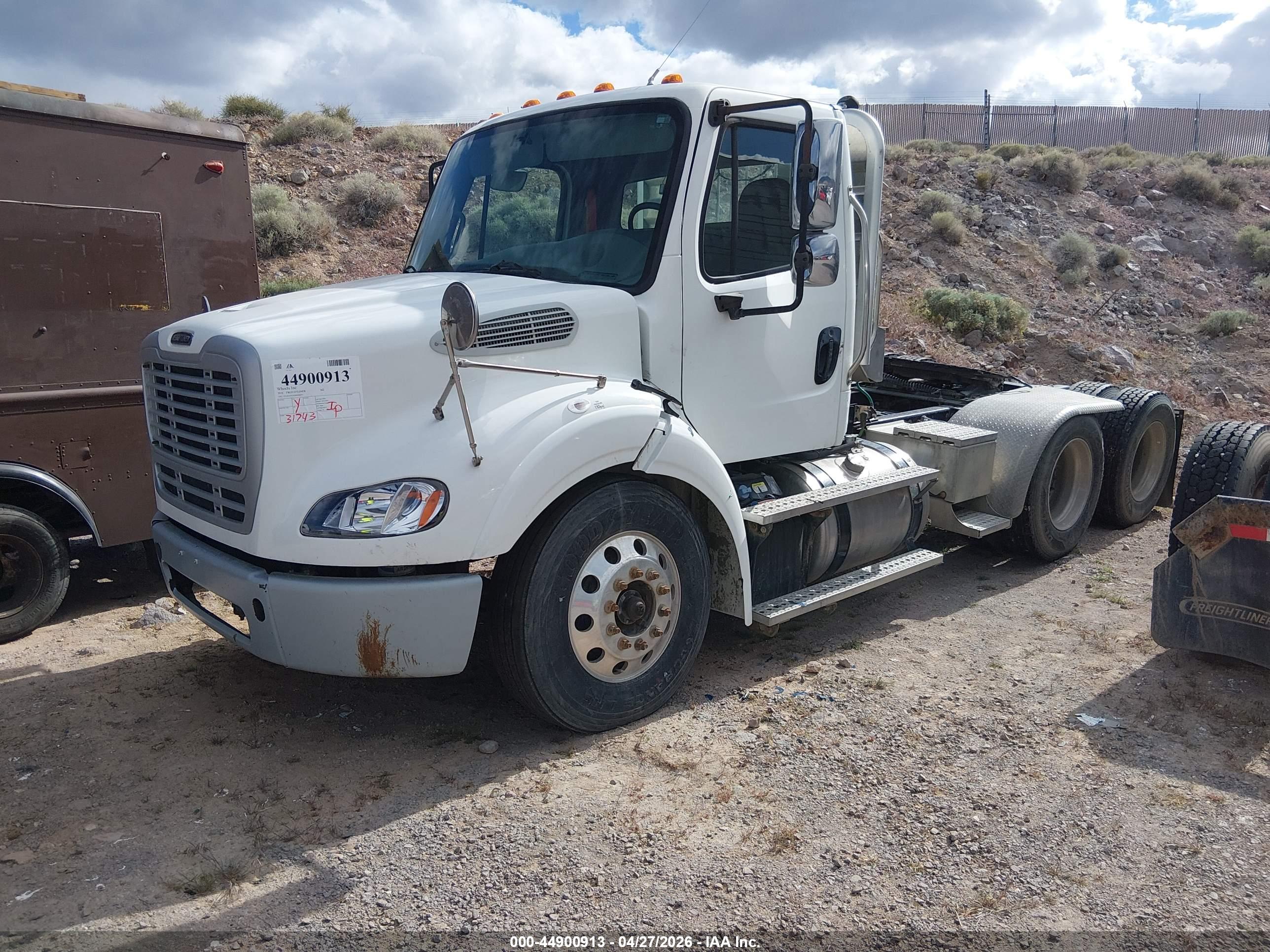 FREIGHTLINER M2 image 2