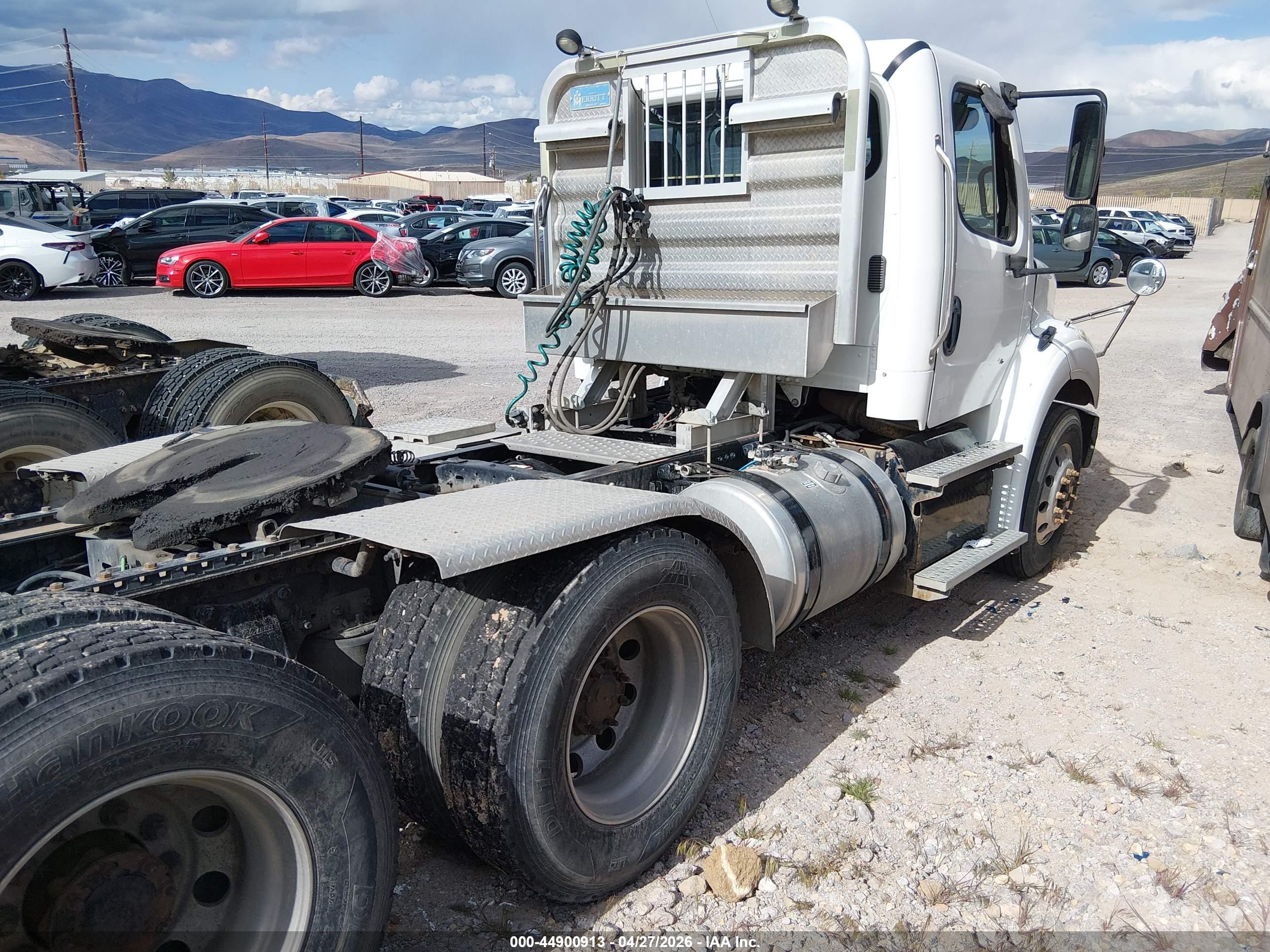 FREIGHTLINER M2 image 4