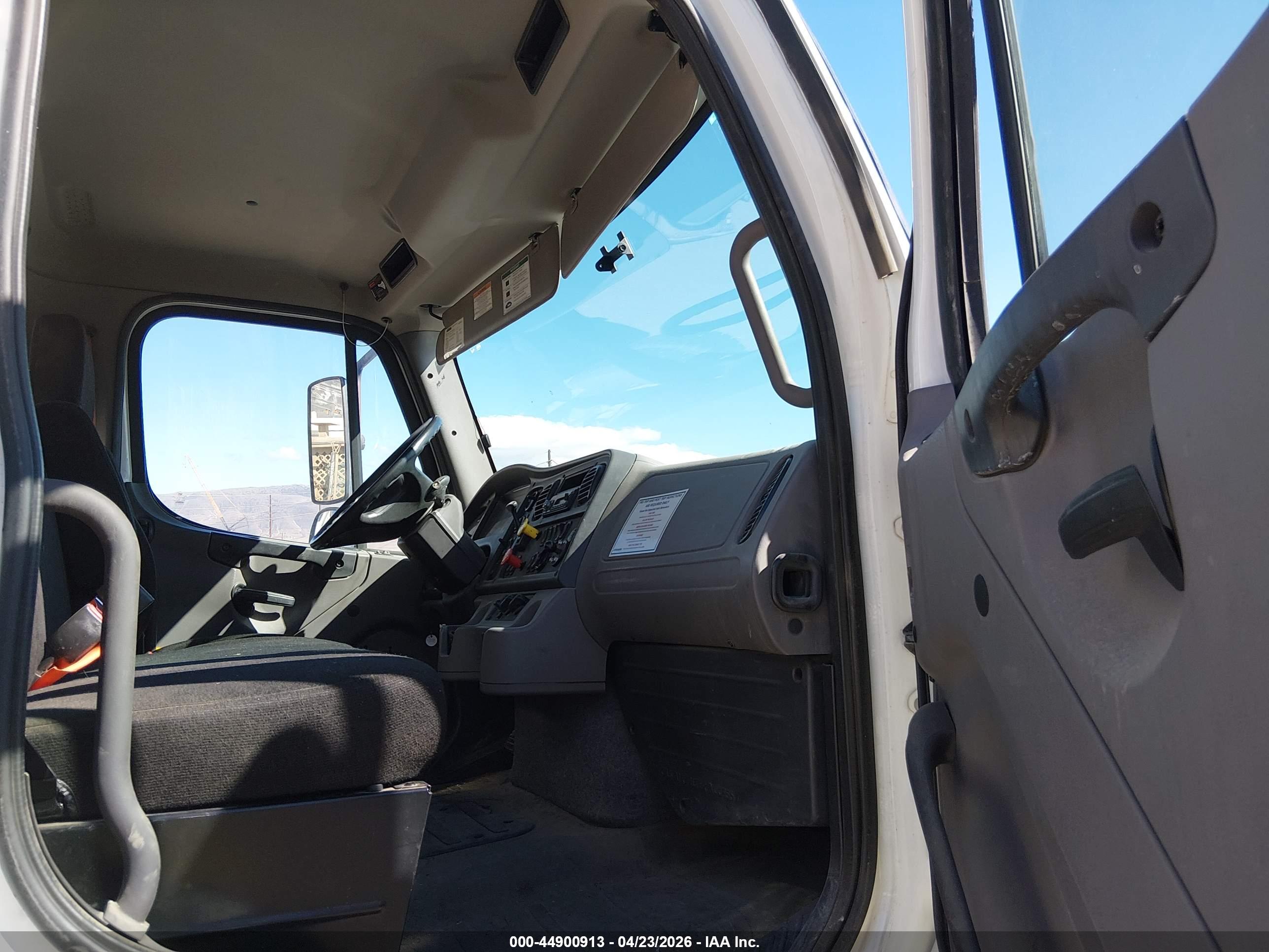 FREIGHTLINER M2 image 5