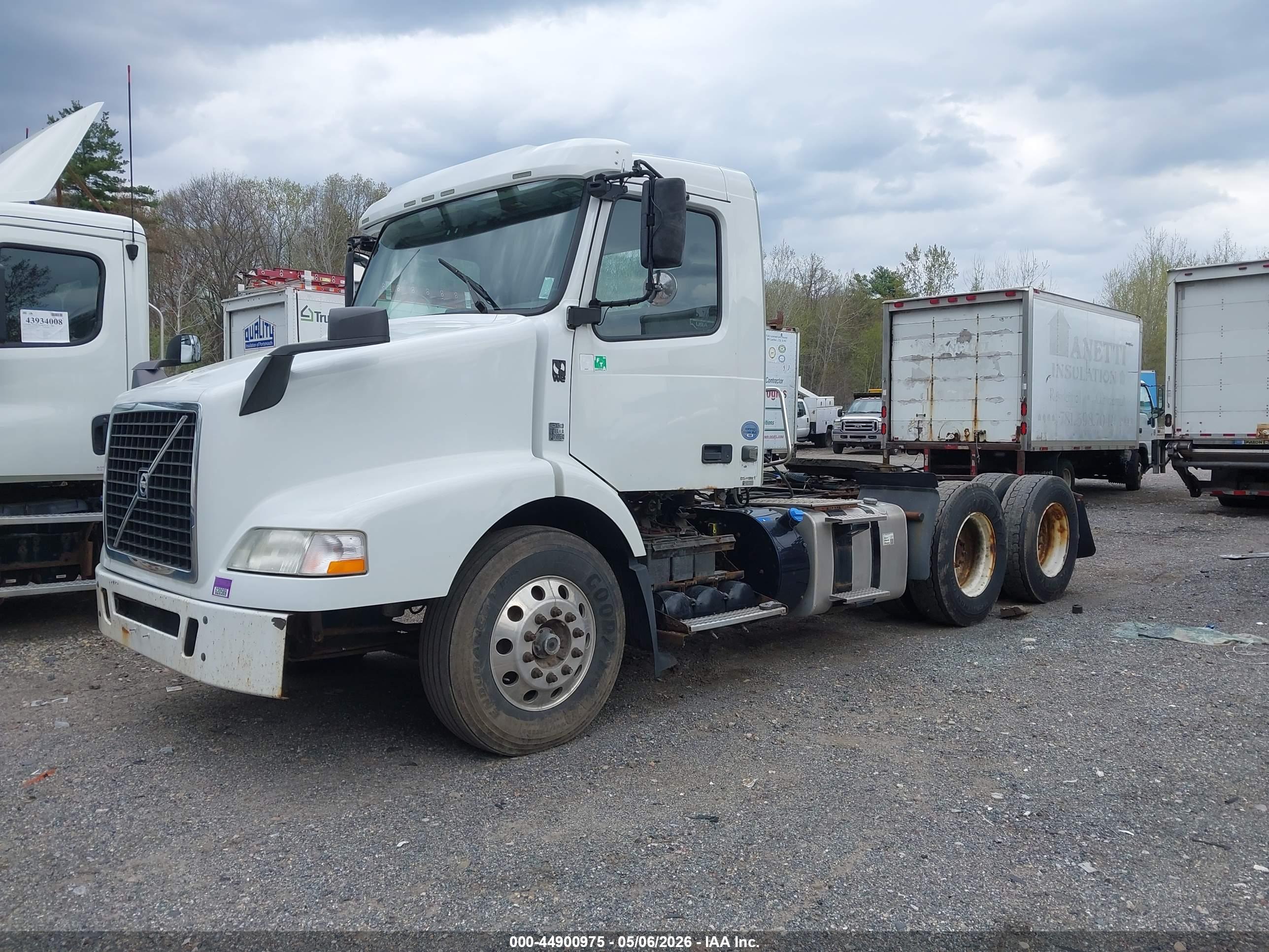 VOLVO VNM image 2