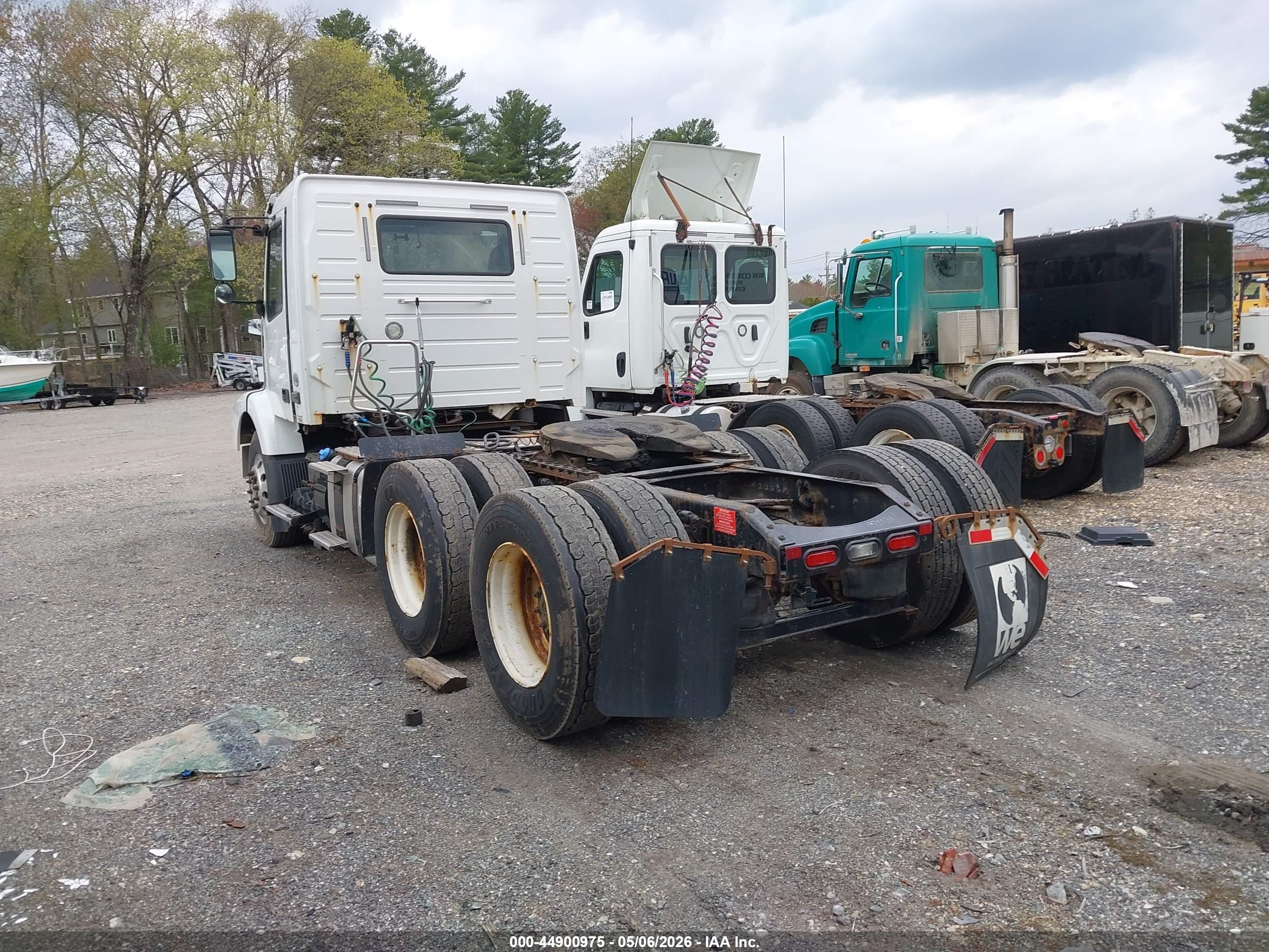 VOLVO VNM image 3