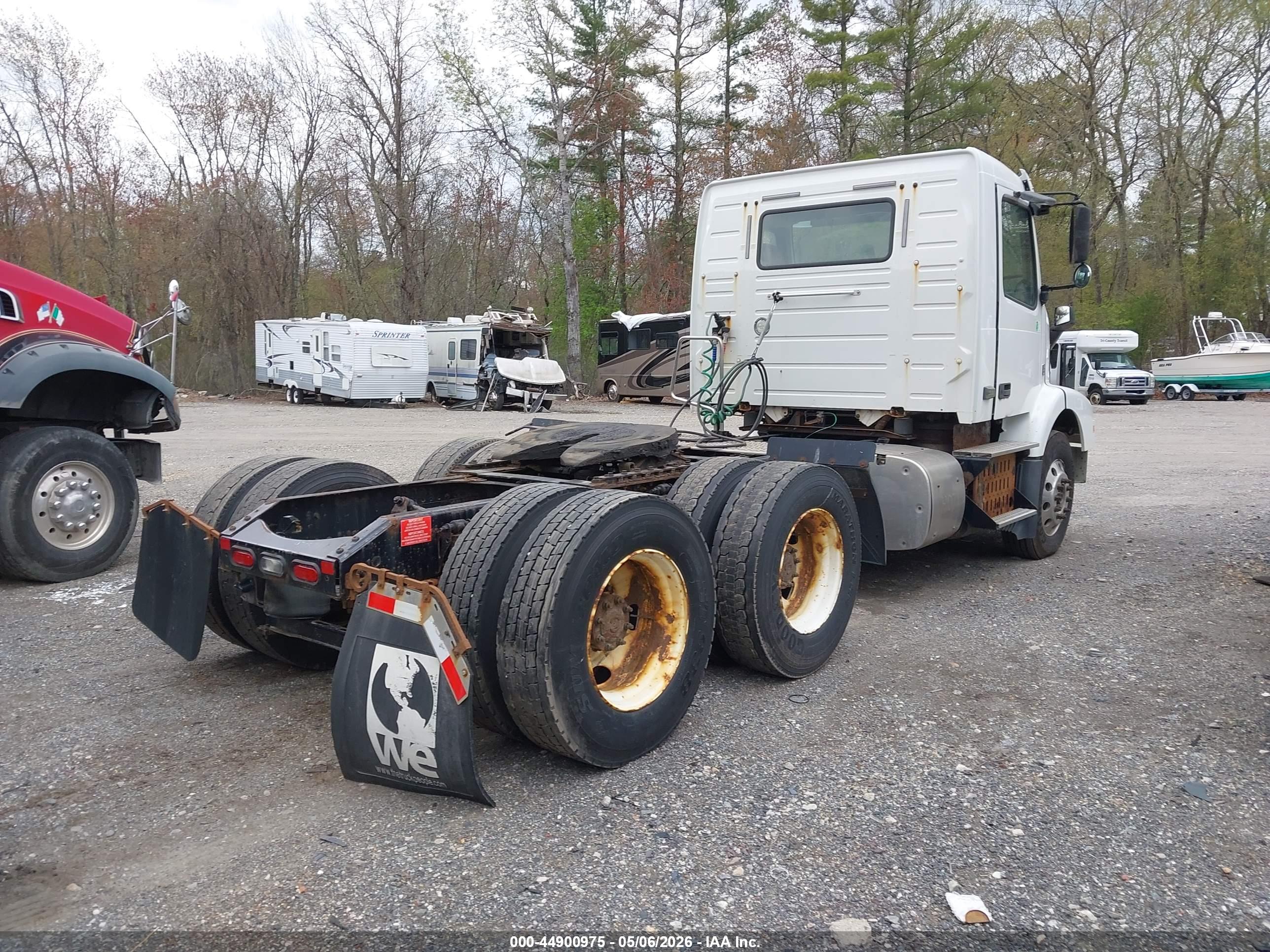 VOLVO VNM image 4