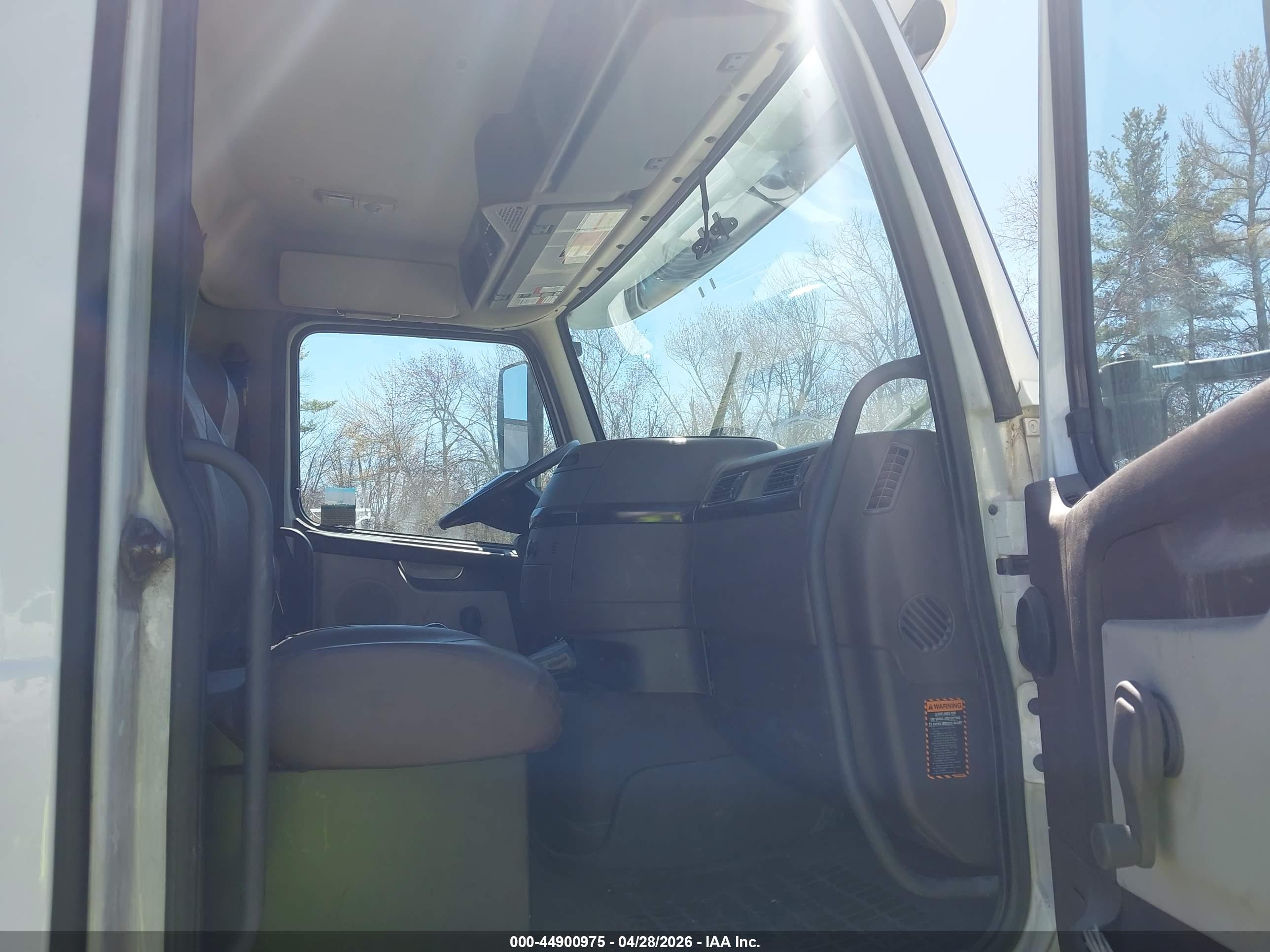 VOLVO VNM image 5