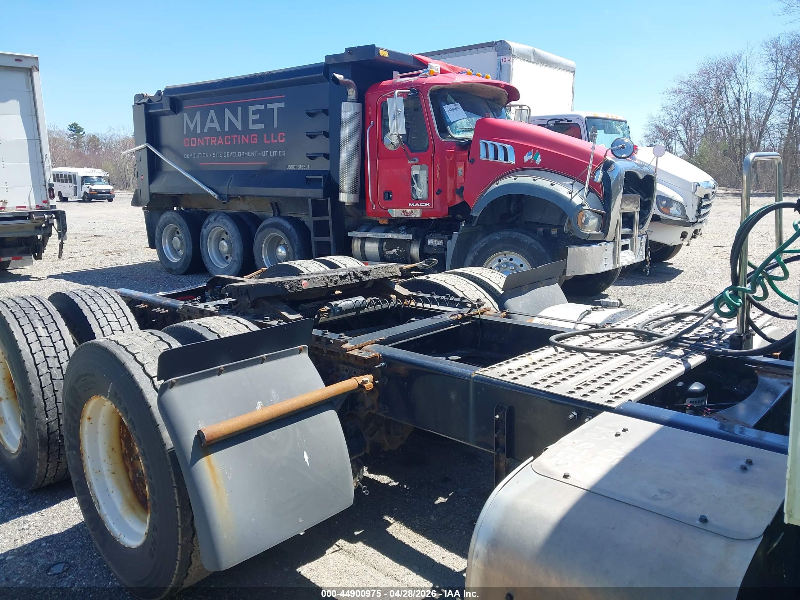 VOLVO VNM image 8