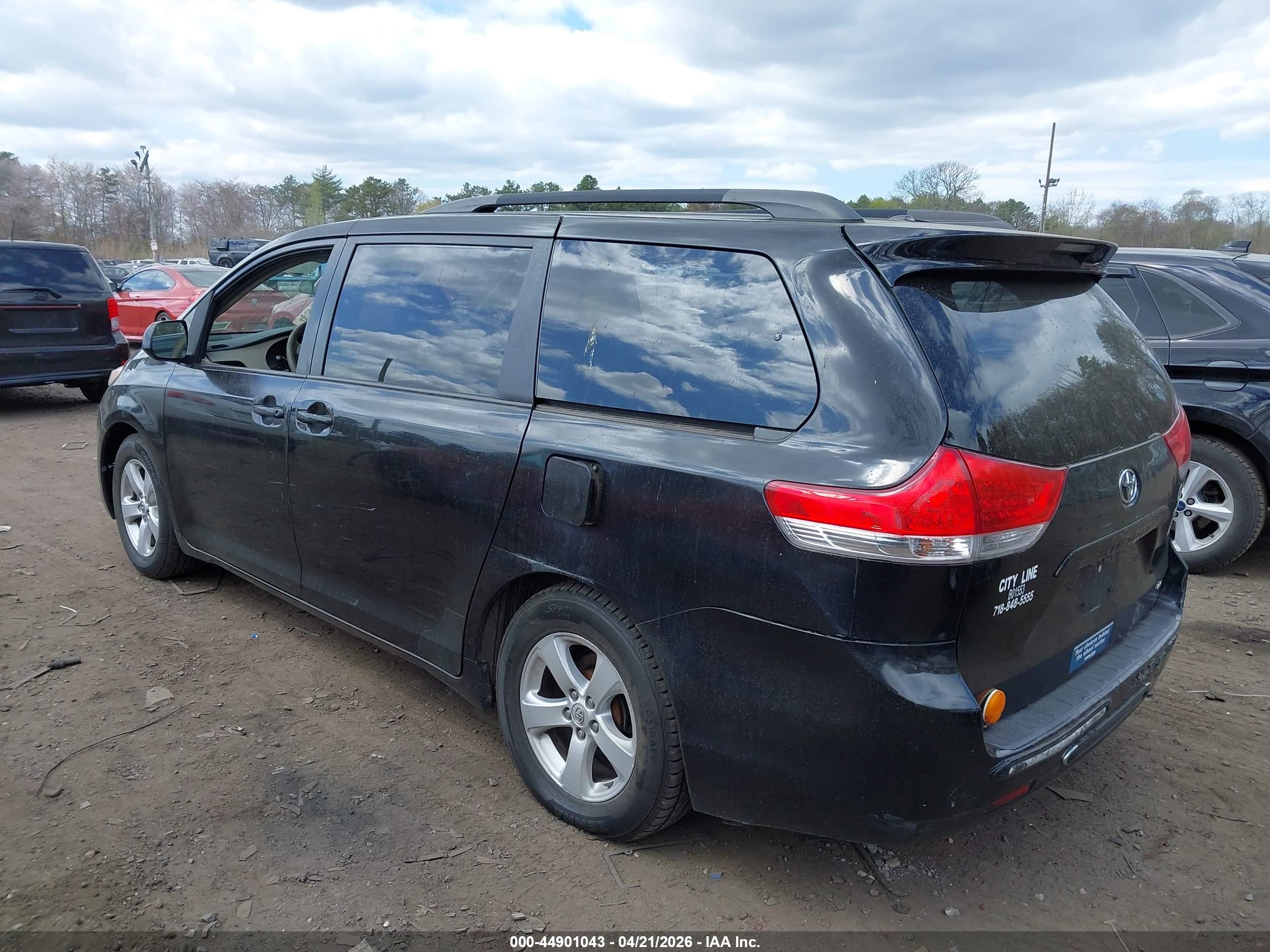 TOYOTA SIENNA image 3