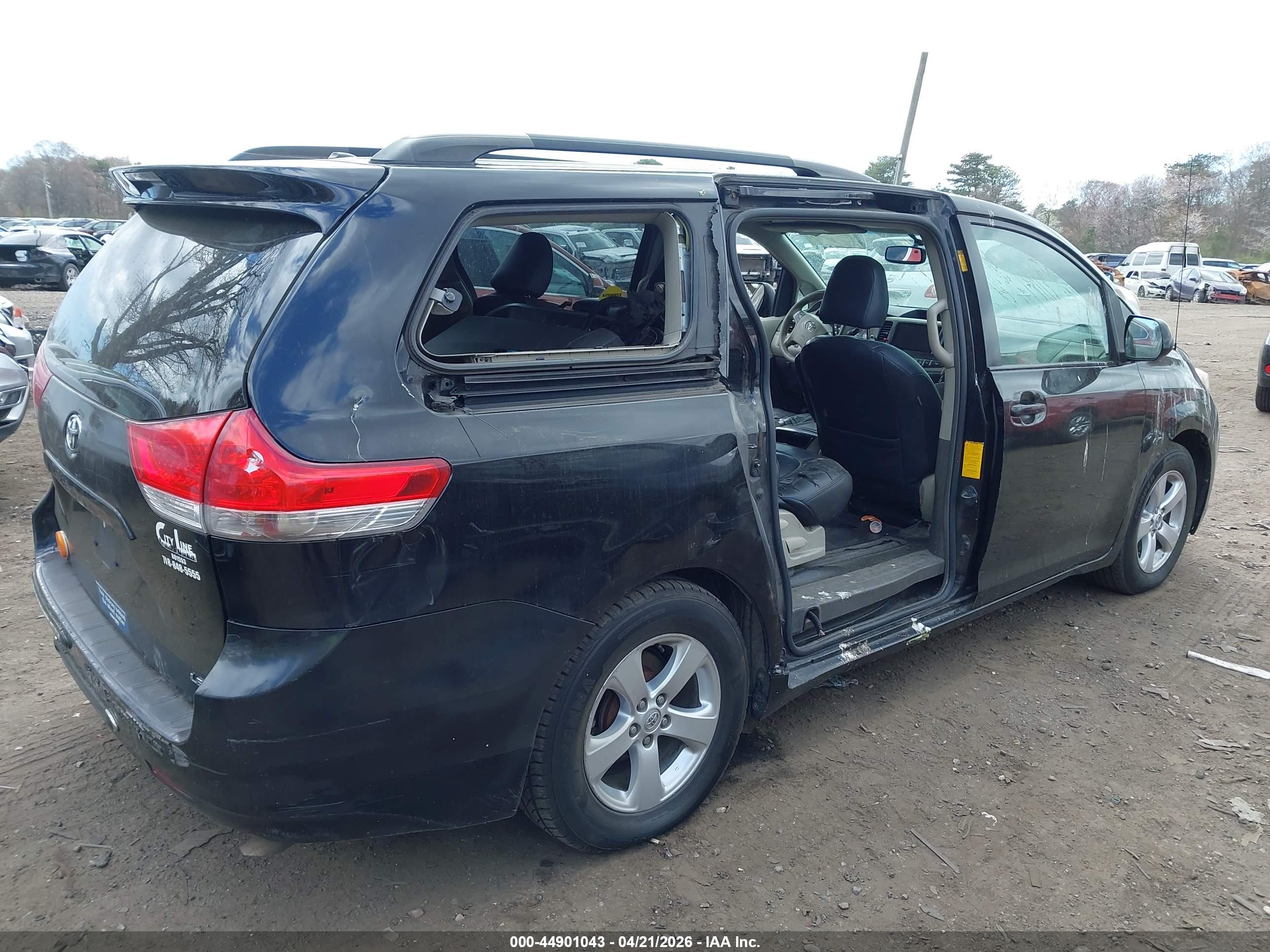 TOYOTA SIENNA image 4