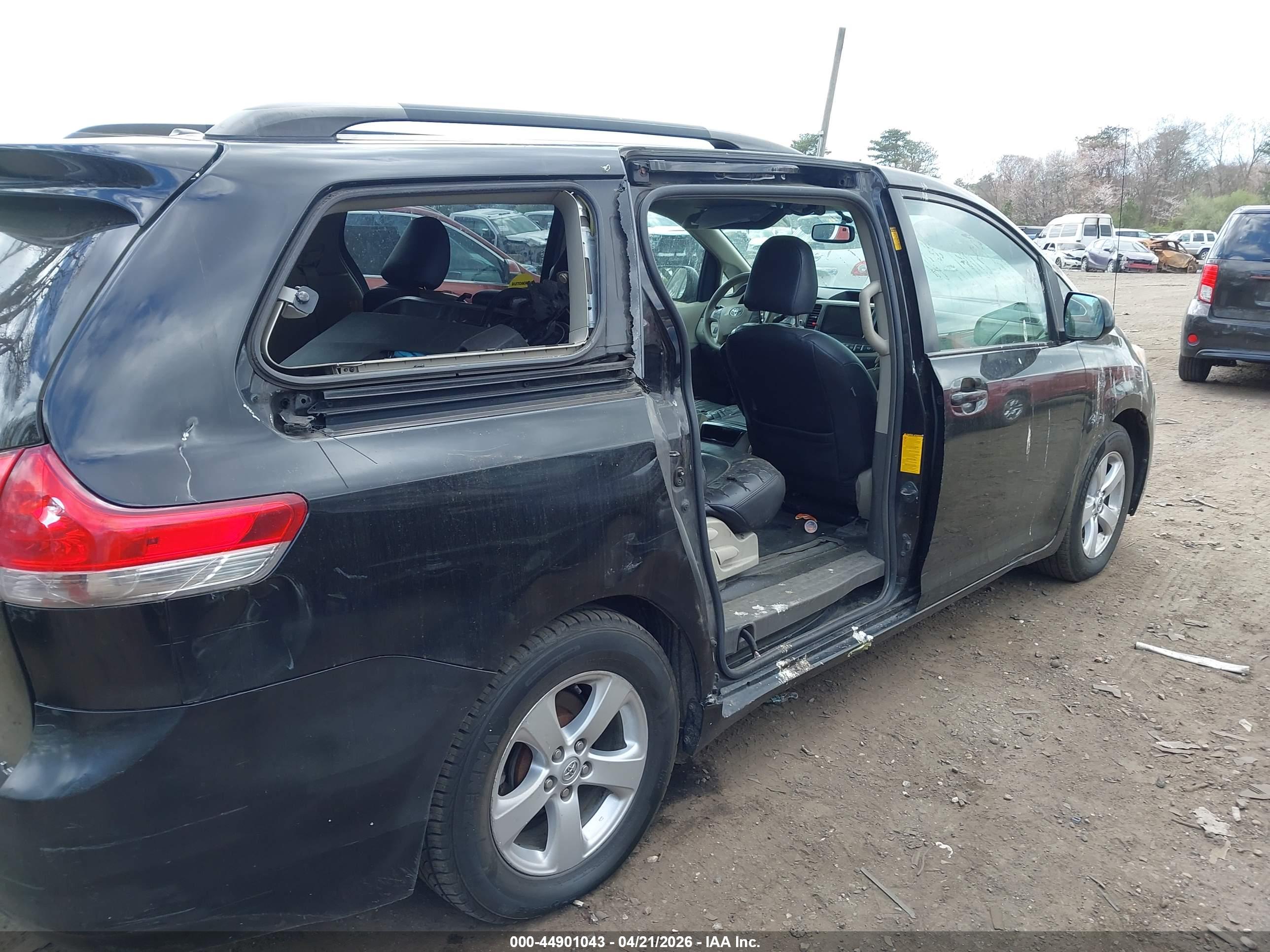 TOYOTA SIENNA image 6