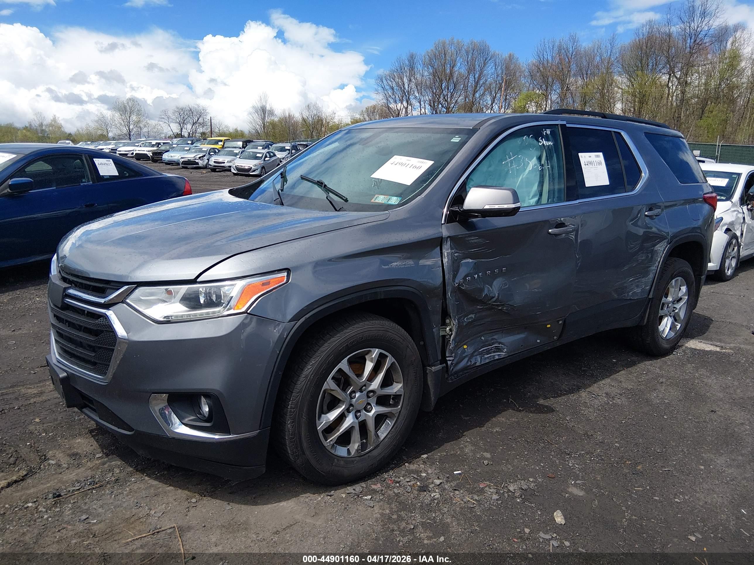 CHEVROLET TRAVERSE image 2