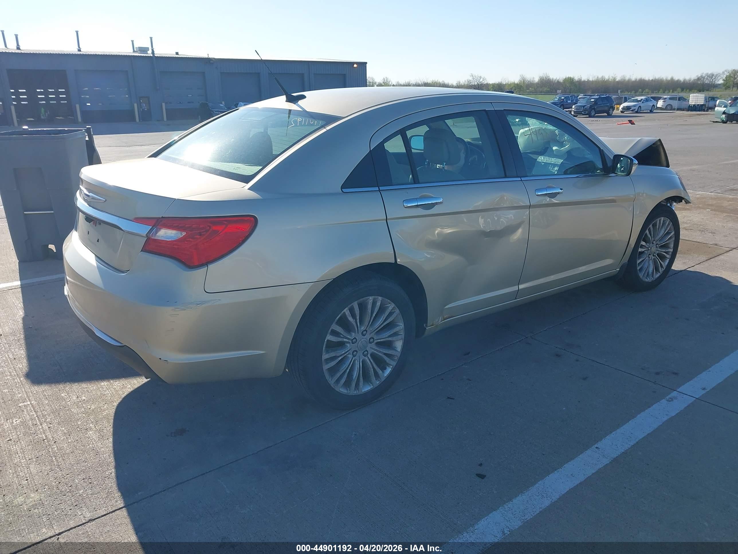 CHRYSLER 200 image 4