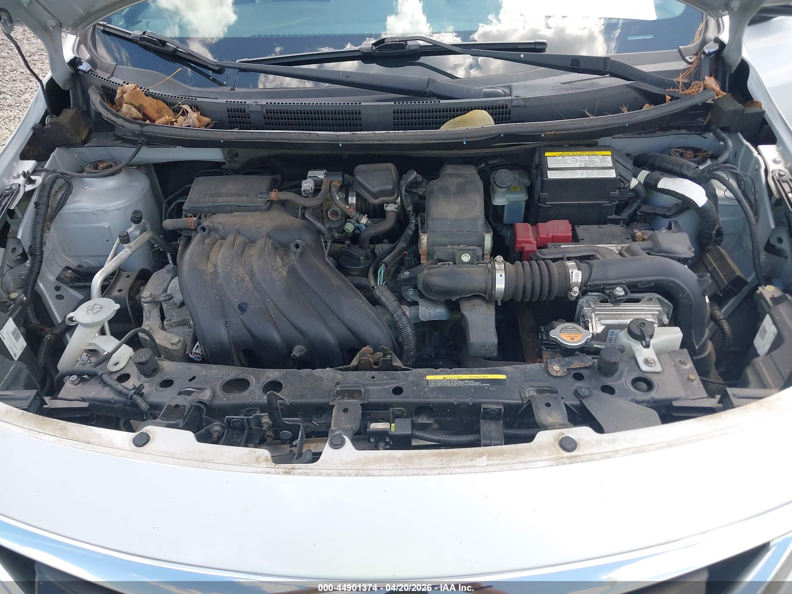 NISSAN VERSA image 10