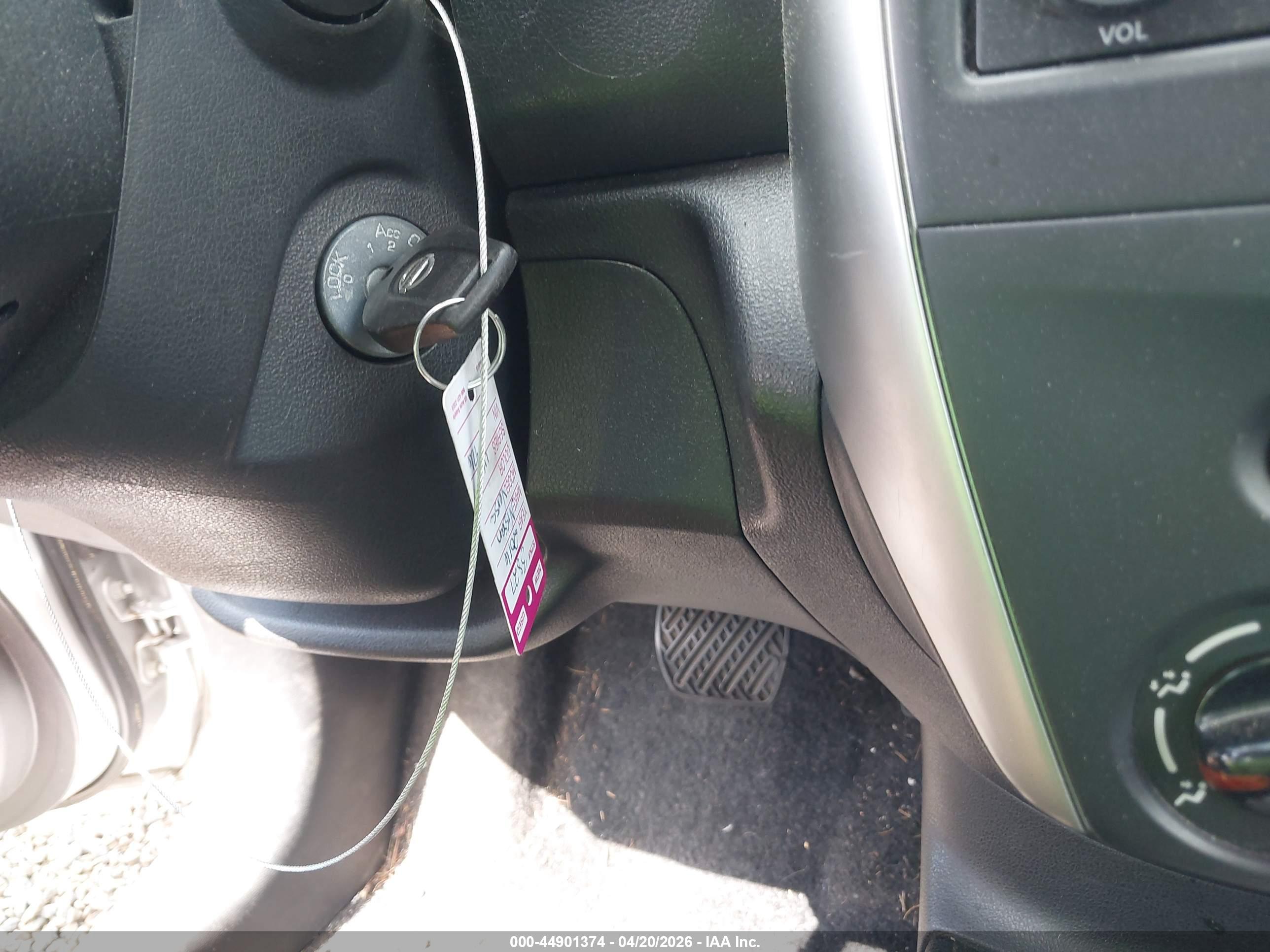 NISSAN VERSA image 11
