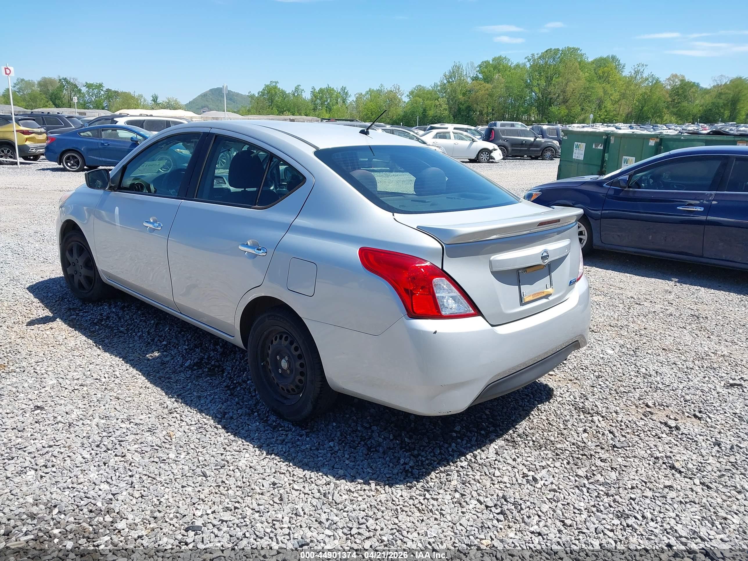 NISSAN VERSA image 3