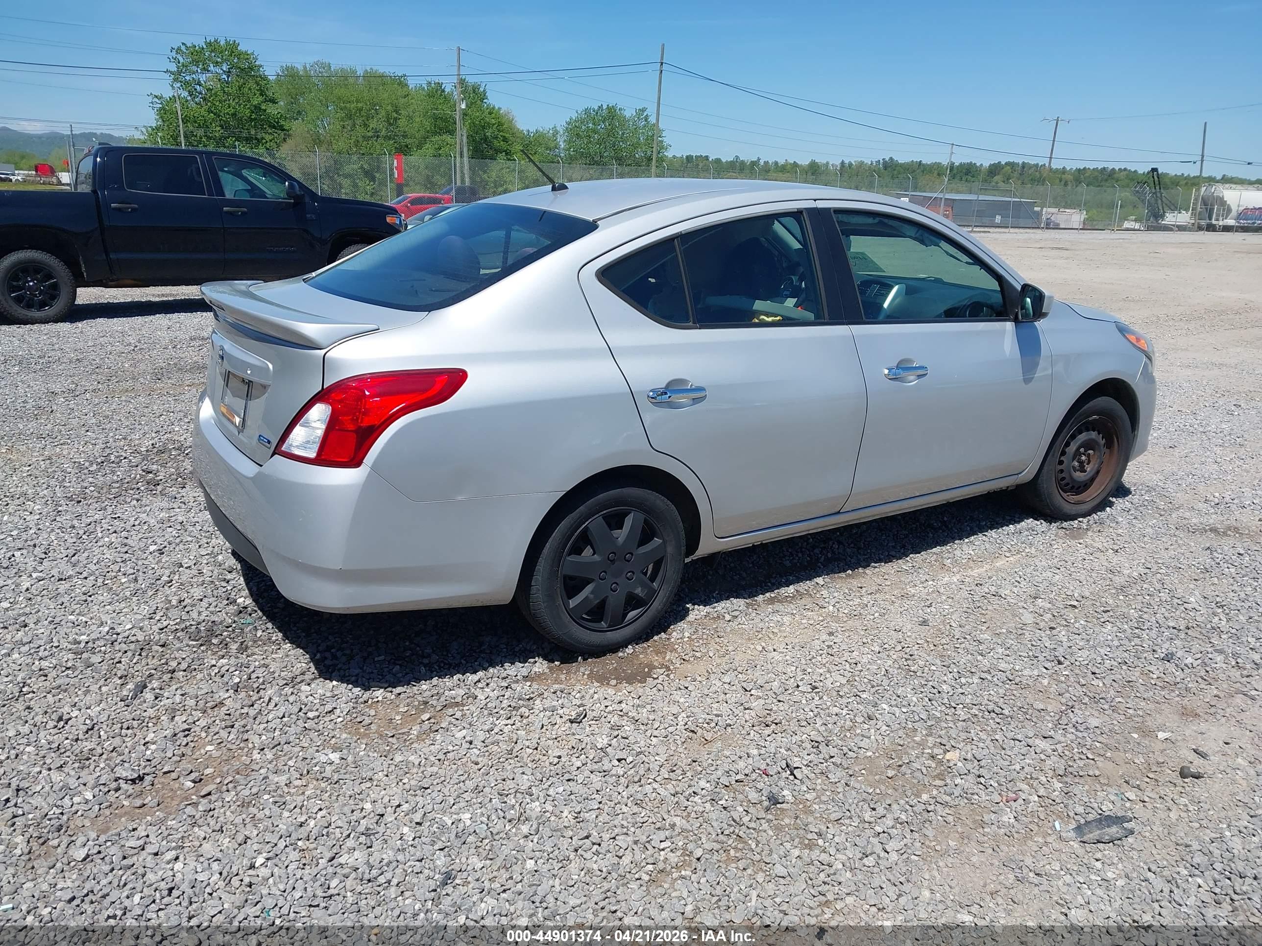NISSAN VERSA image 4