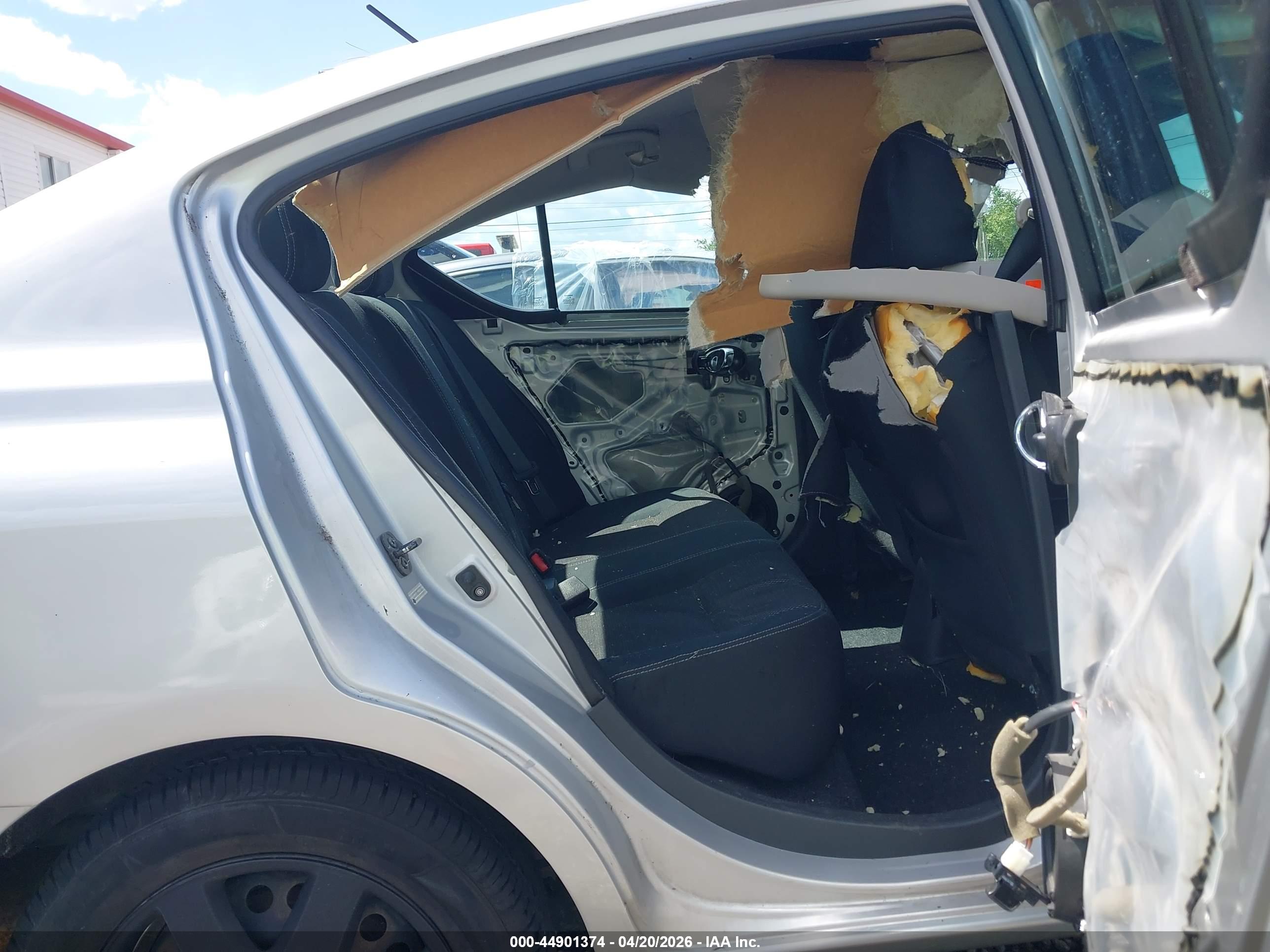 NISSAN VERSA image 8