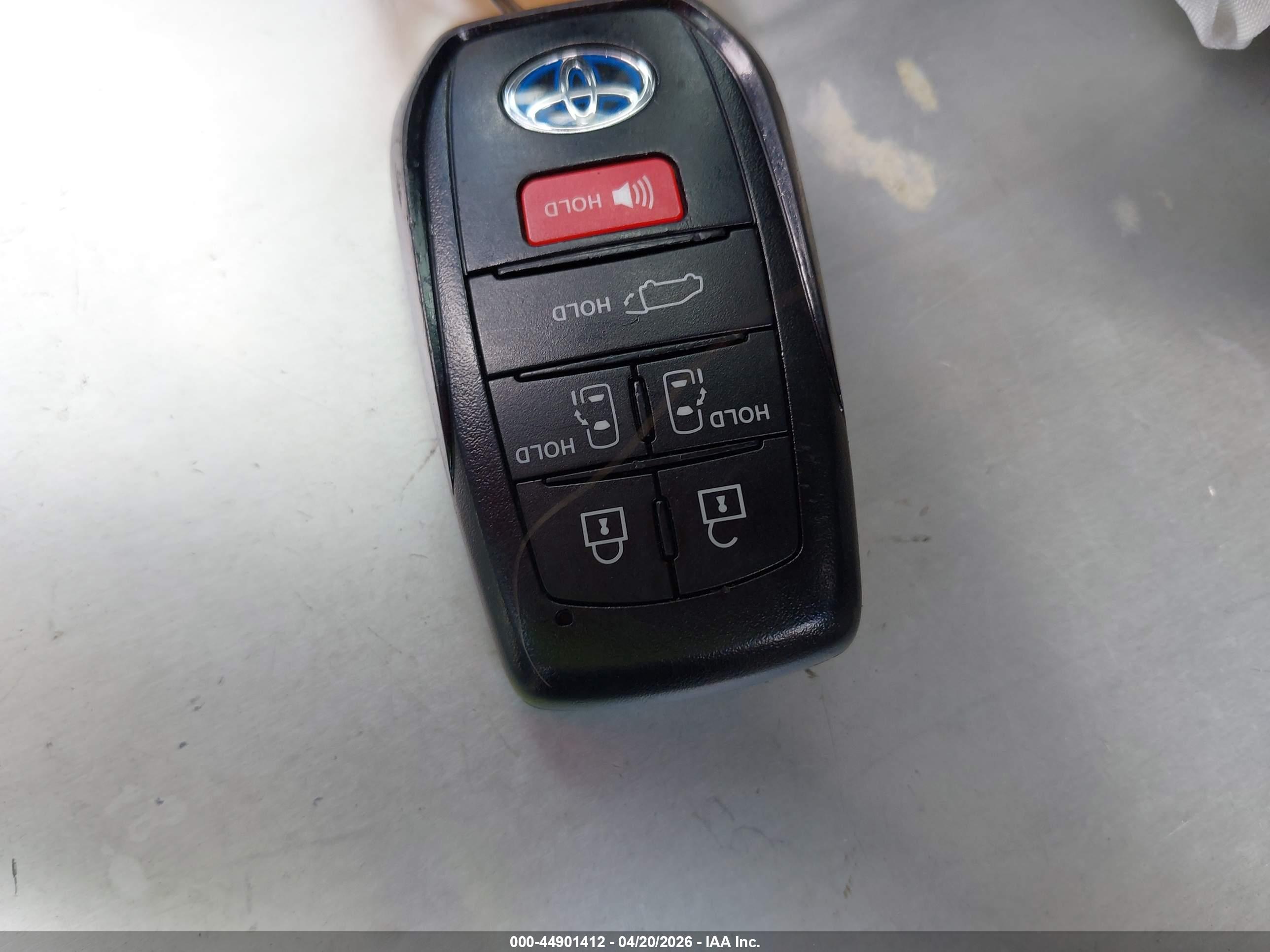 TOYOTA SIENNA image 11