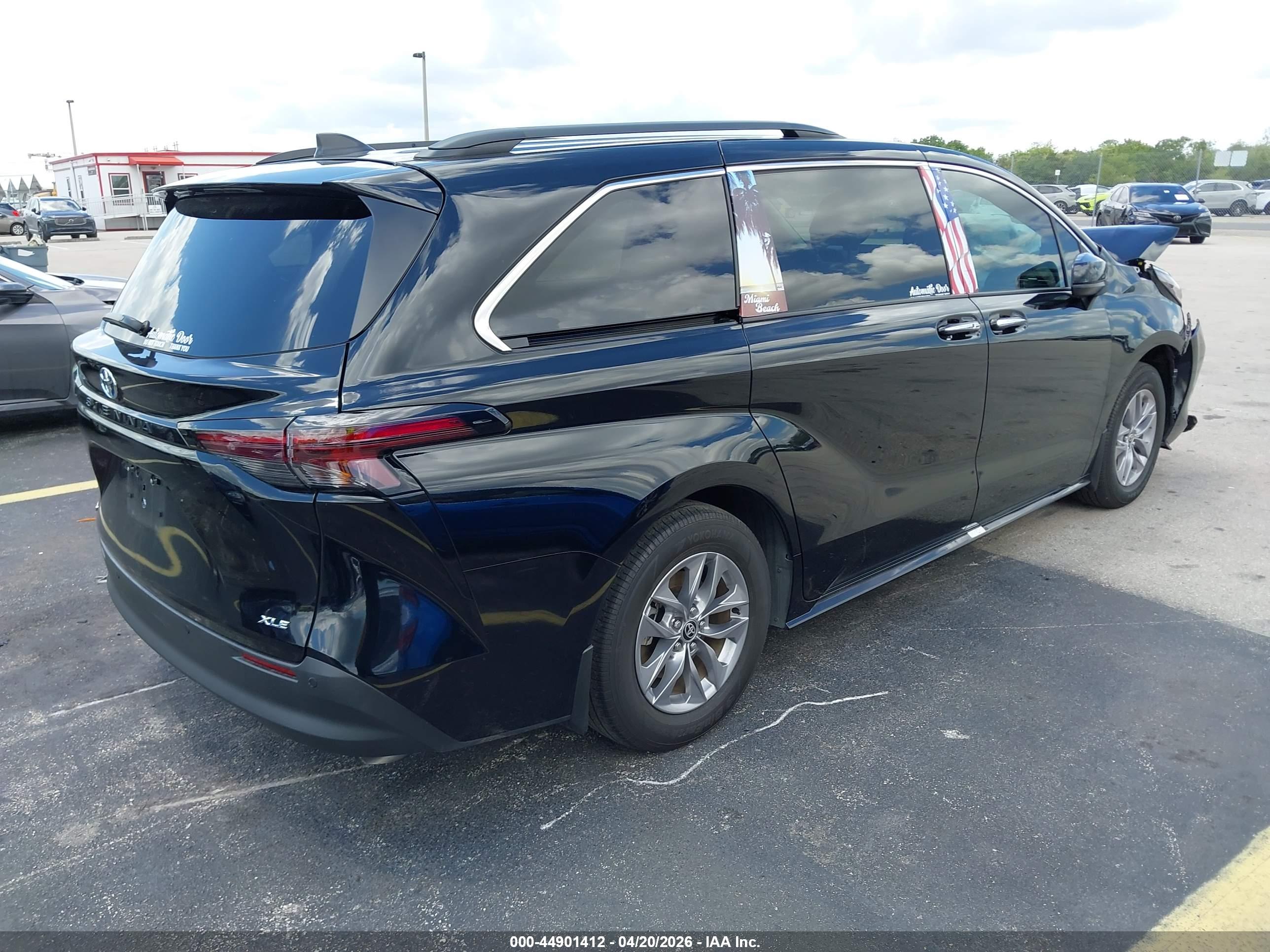 TOYOTA SIENNA image 4