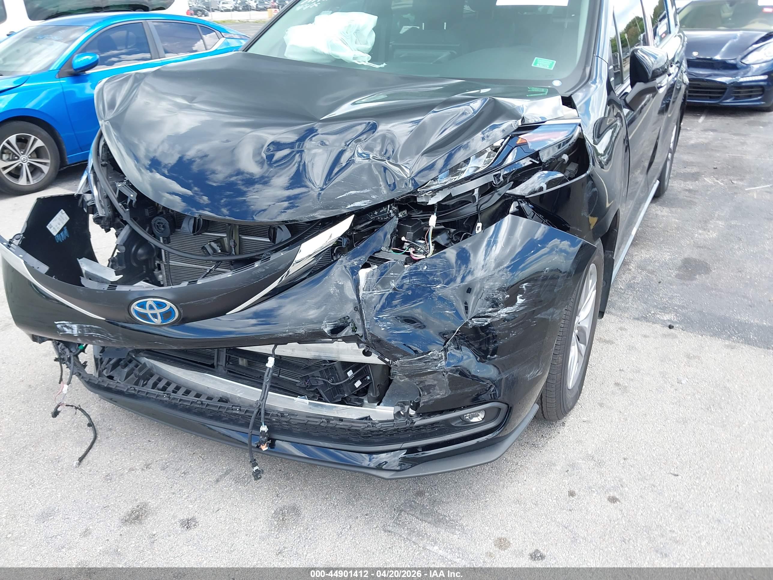 TOYOTA SIENNA image 6