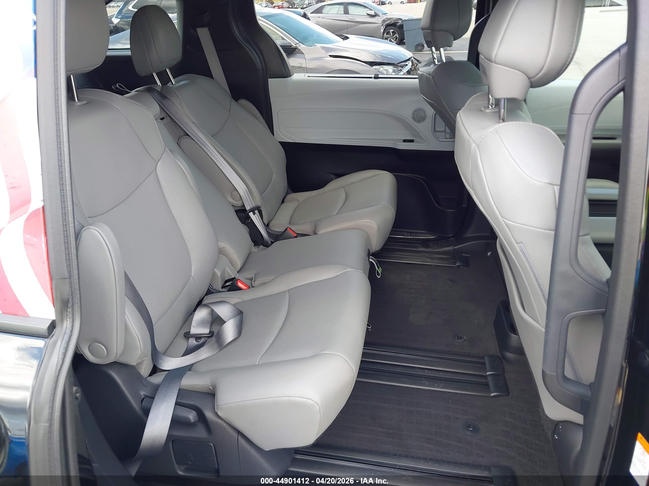 TOYOTA SIENNA image 8