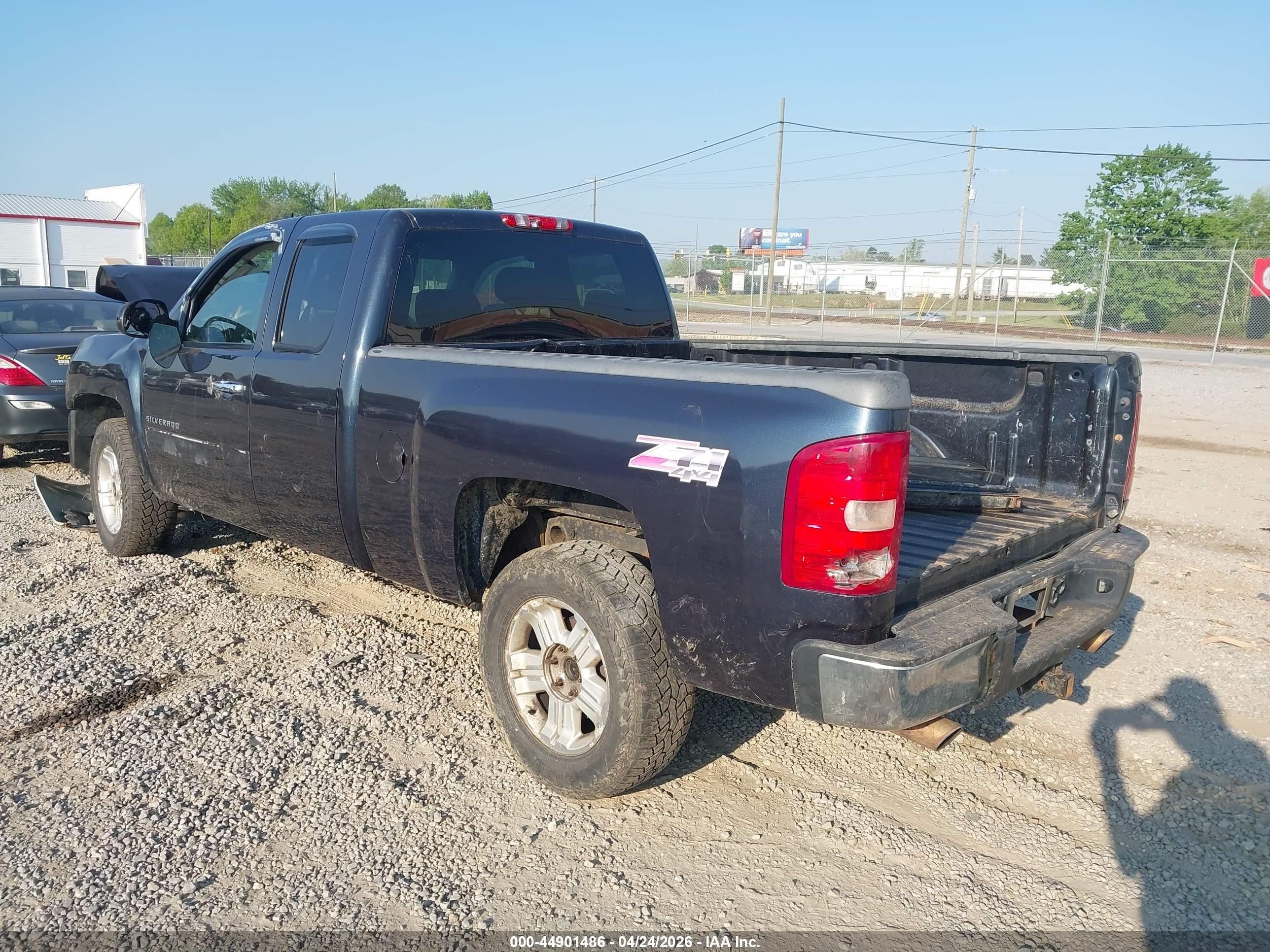 CHEVROLET SILVERADO image 3