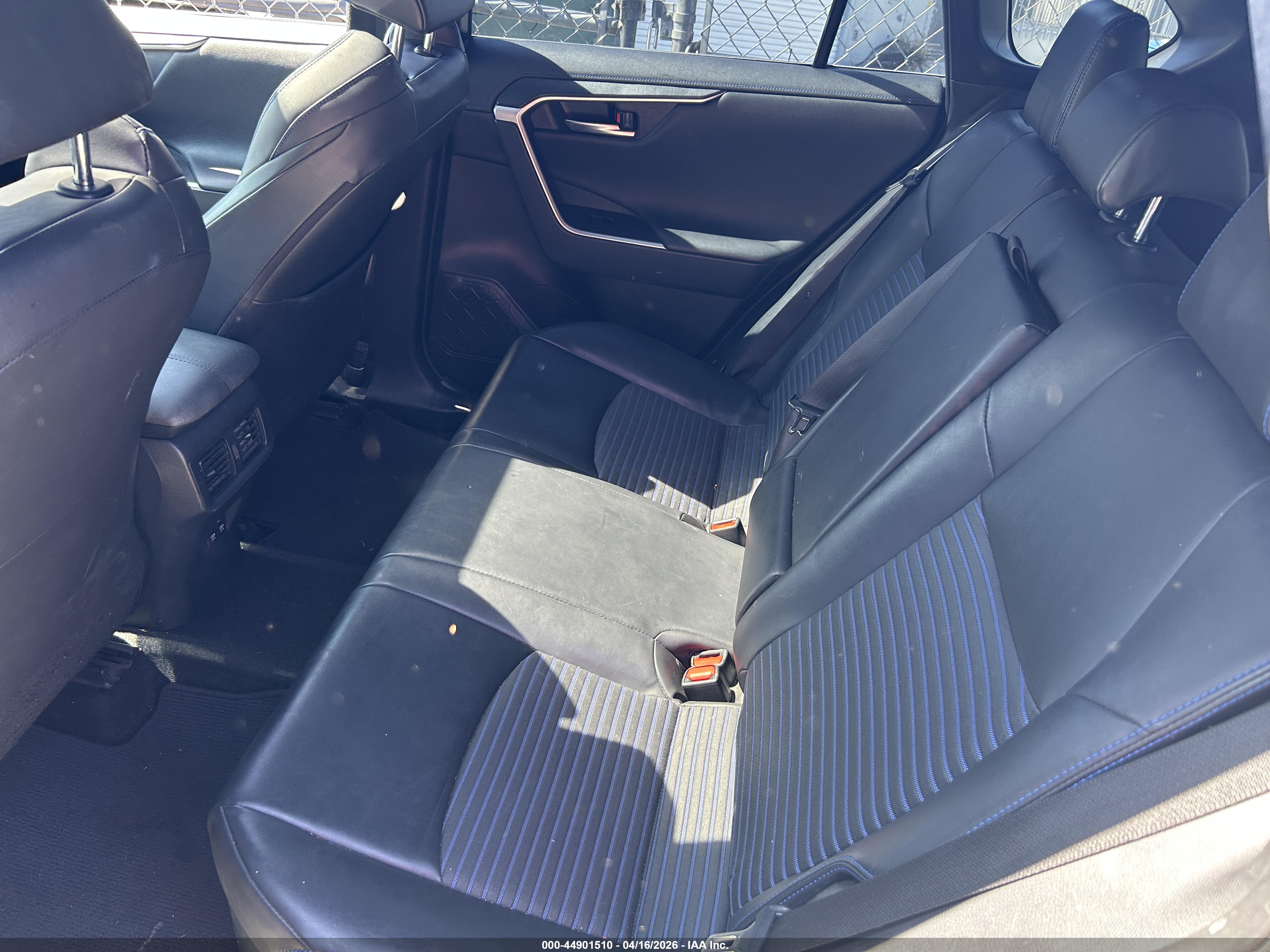 TOYOTA RAV4 image 8