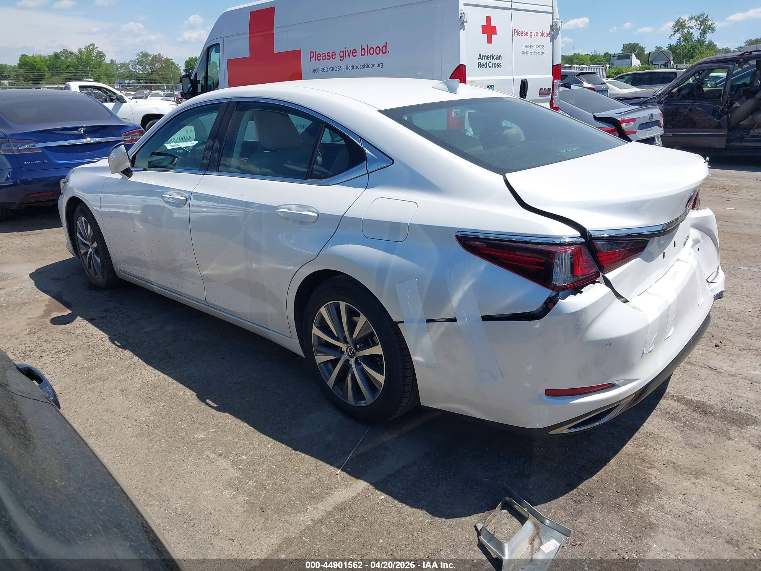 LEXUS ES image 3