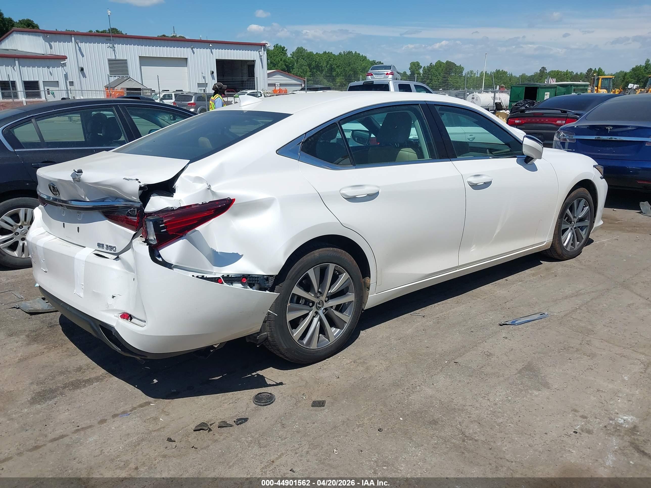 LEXUS ES image 4