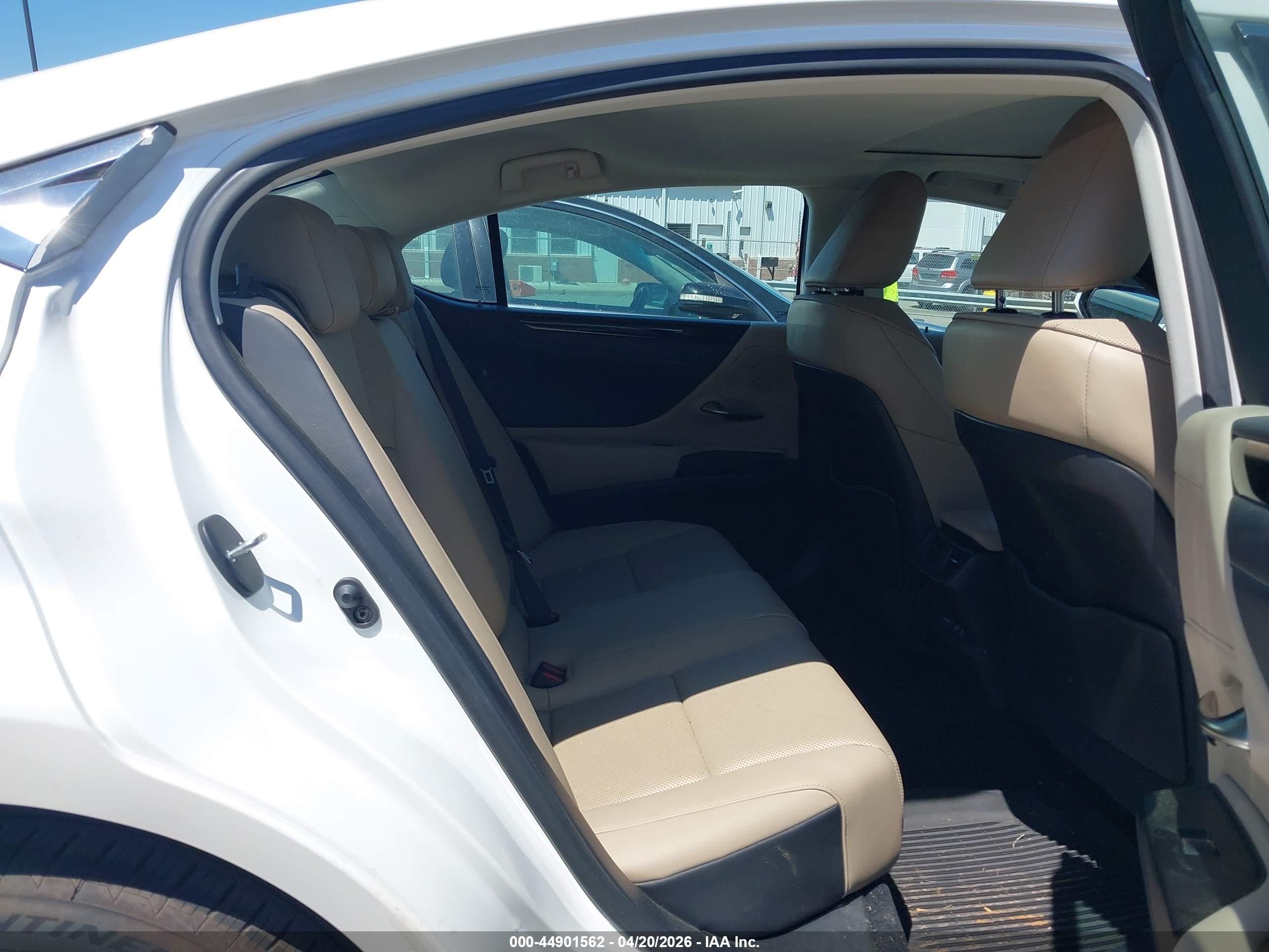 LEXUS ES image 8