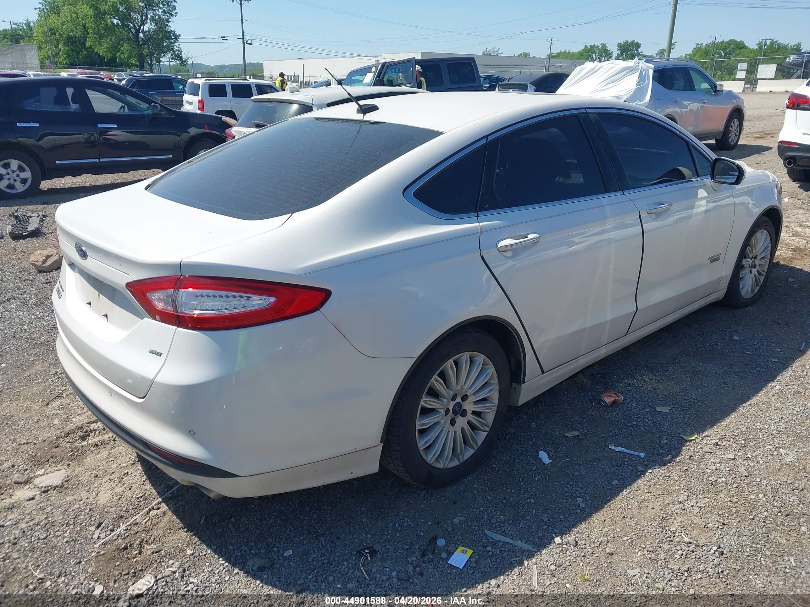 FORD FUSION image 4