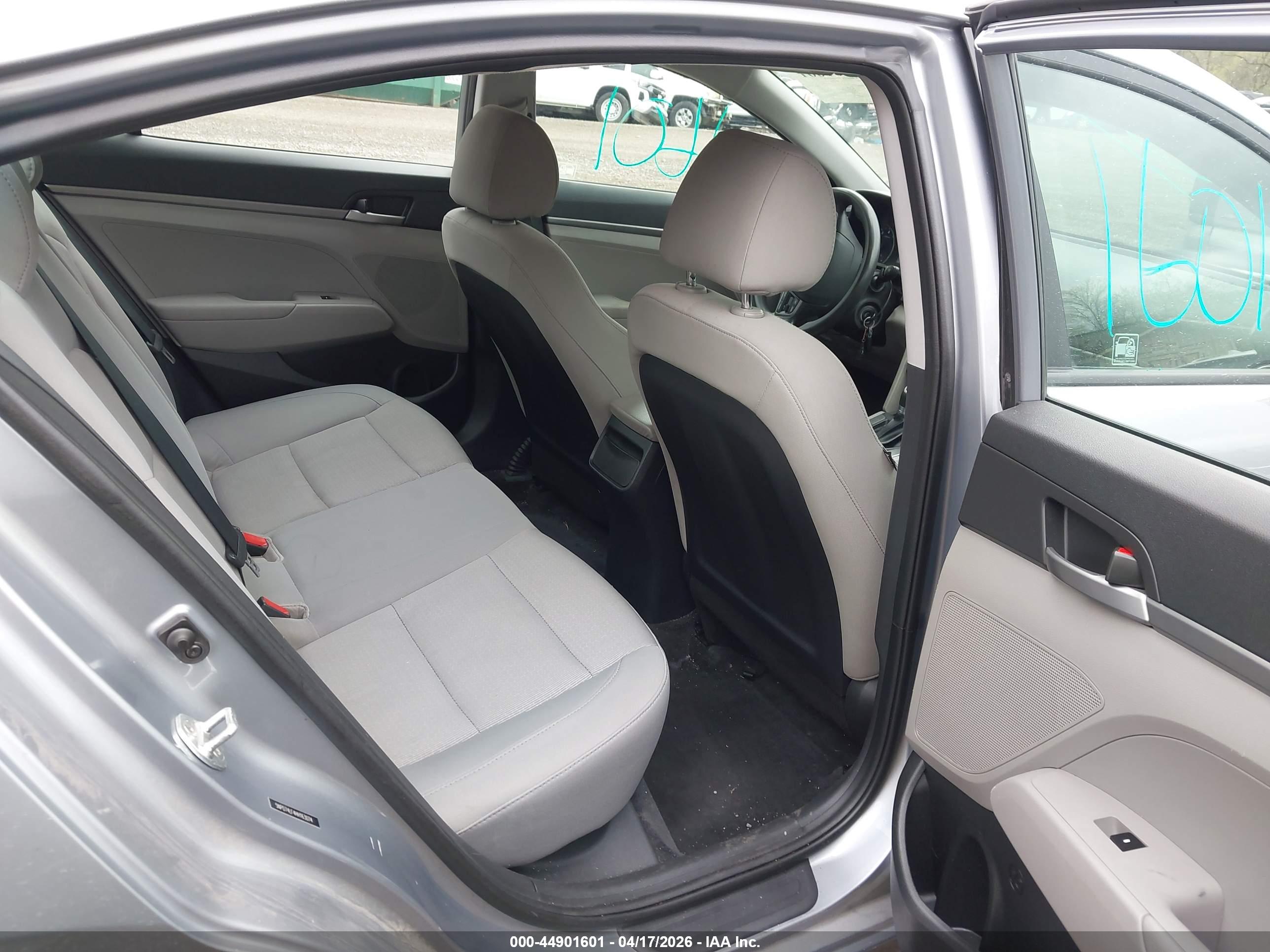 HYUNDAI ELANTRA image 8