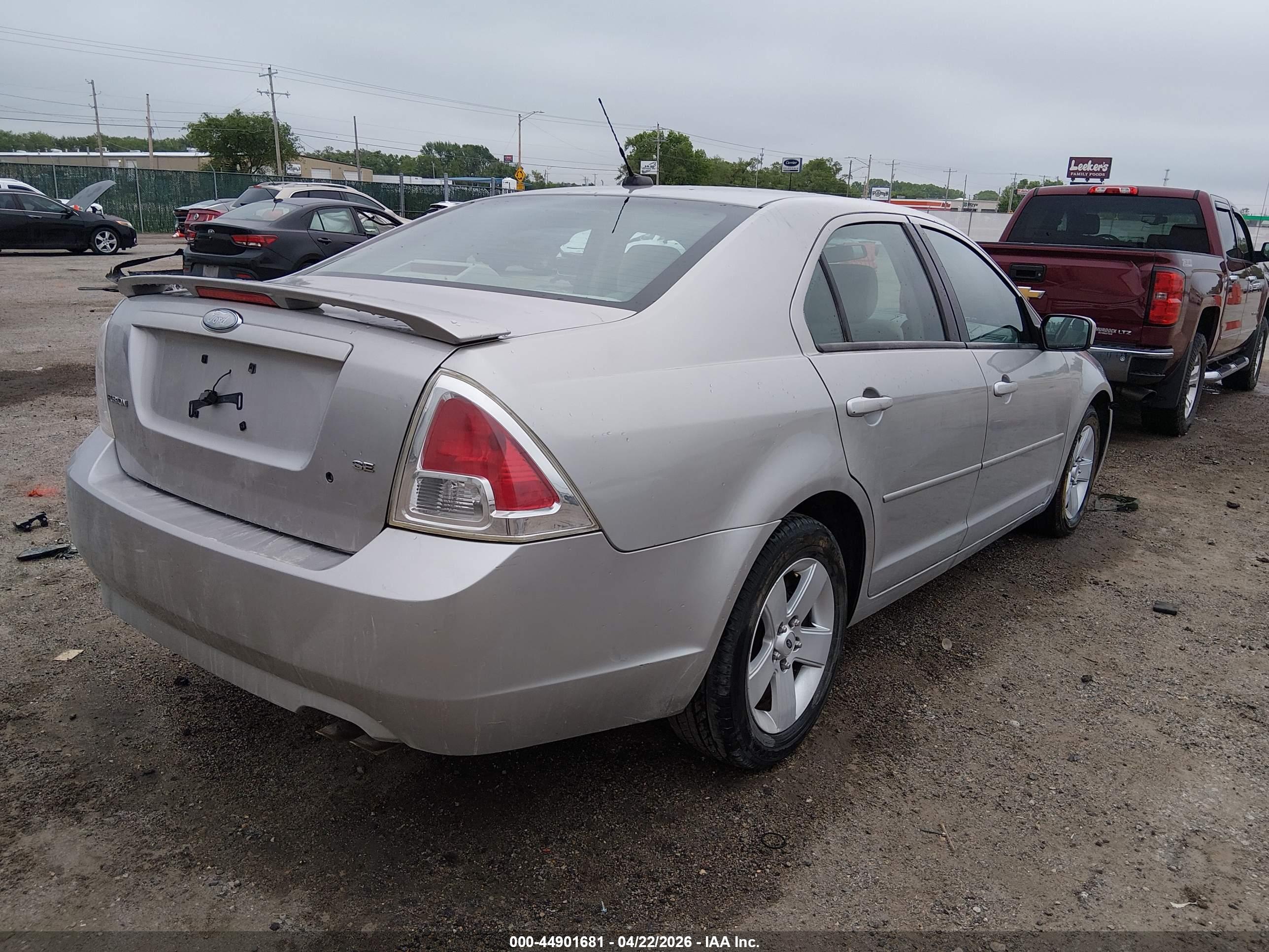 FORD FUSION image 4