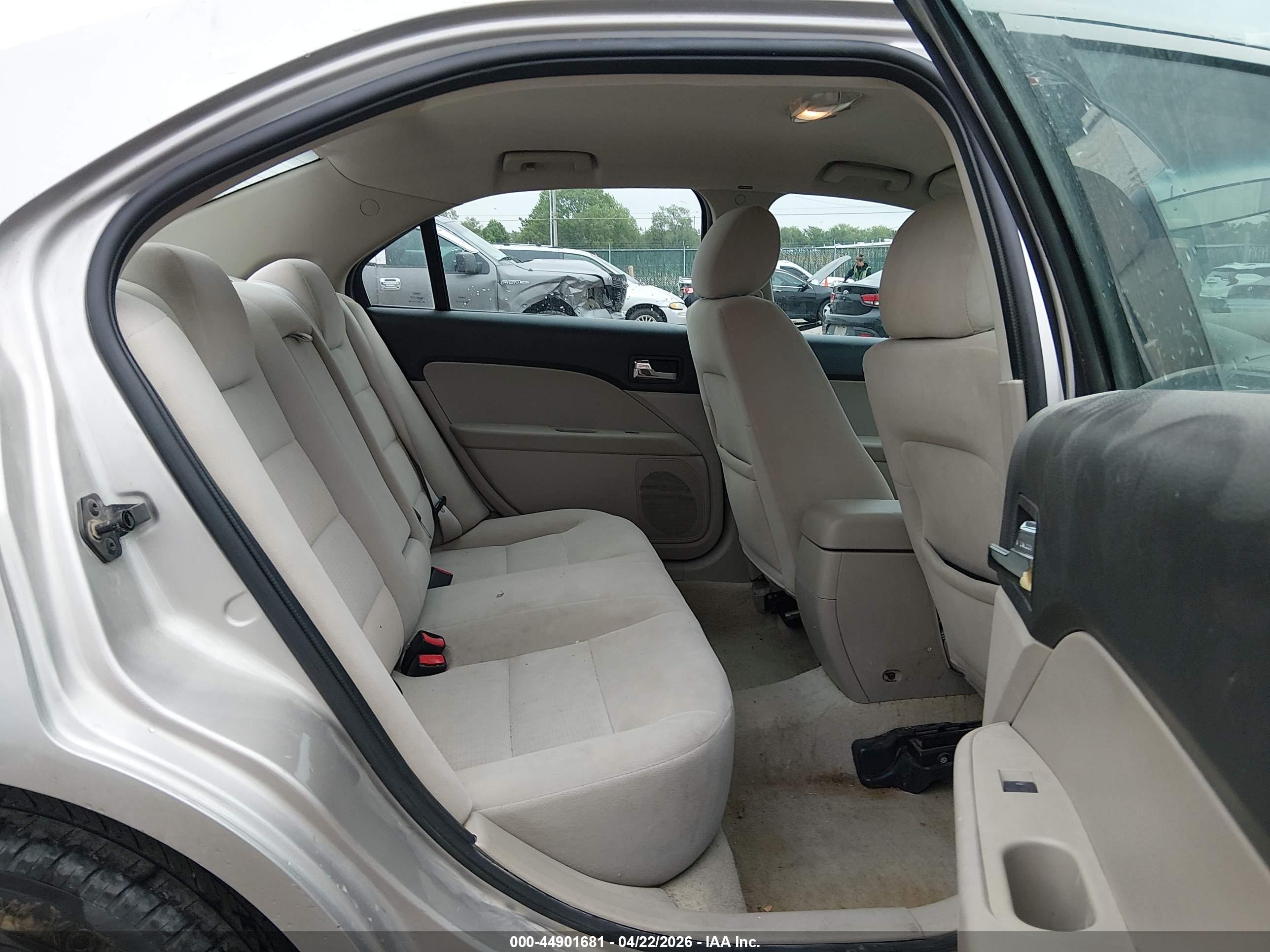 FORD FUSION image 8