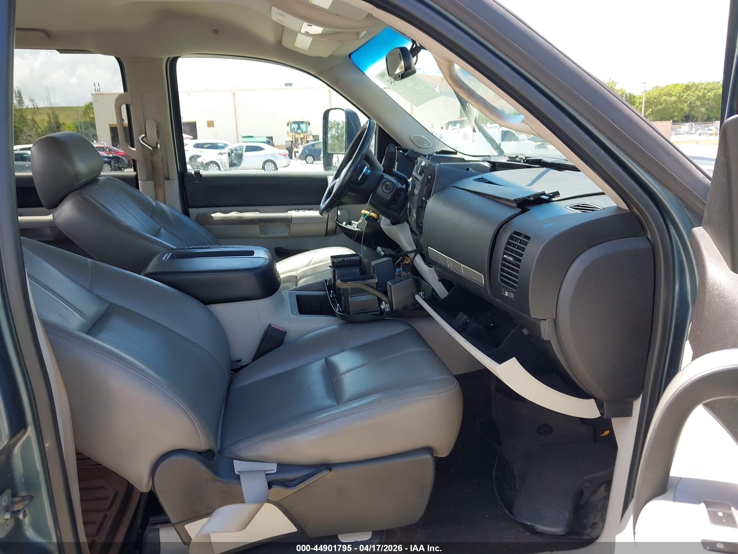 CHEVROLET SILVERADO image 5