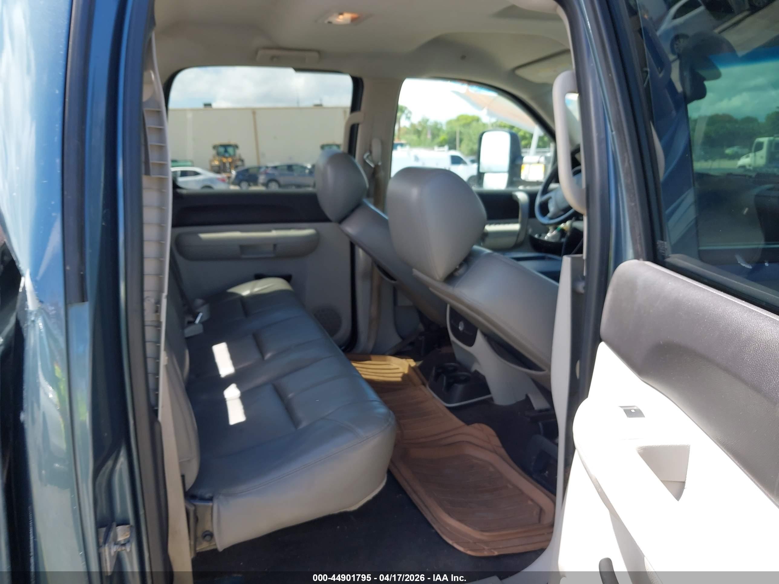 CHEVROLET SILVERADO image 8