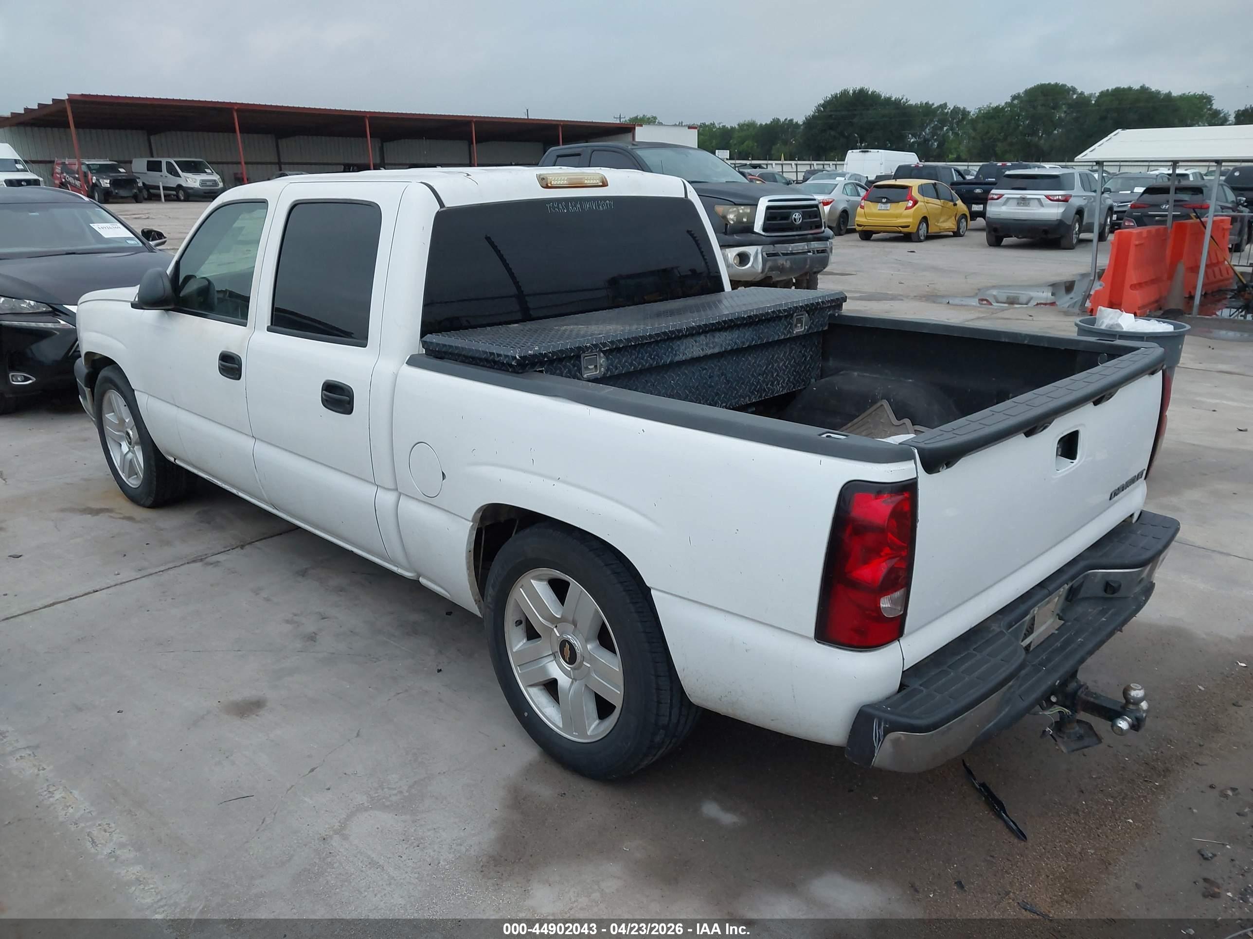 CHEVROLET SILVERADO image 3