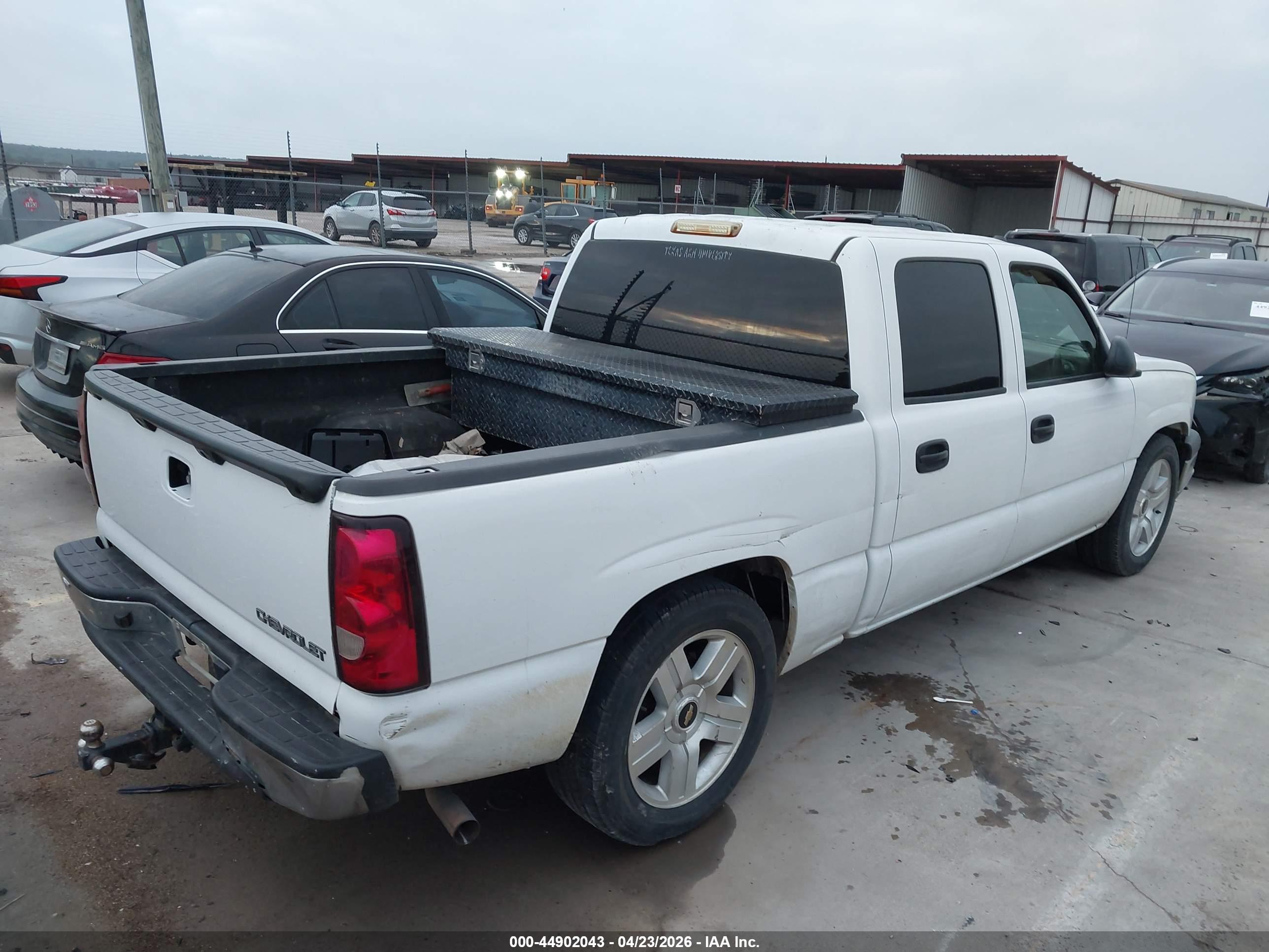 CHEVROLET SILVERADO image 4